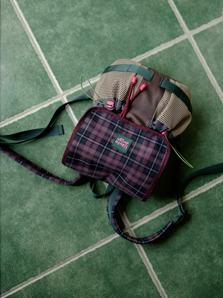 Retro contrasting color backpack, niche student schoolbag, commuter computer backpack.
Retro contrasting color backpack, niche student schoolbag, commuter computer backpack.