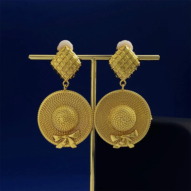 Simple and exquisite brass gold-plated earrings with unique design sense, straw hat round face ear clip without ear hole earring
Simple and exquisite brass gold-plated earrings with unique design sense, straw hat round face ear clip without ear hole earring