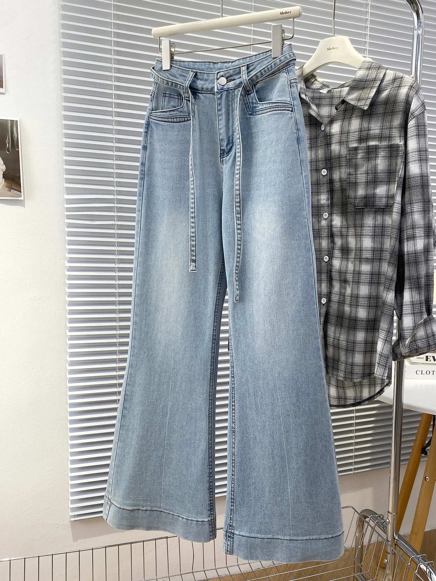 High Waist Flared Jeans Women's Spring 2025 New Loose Fit Slimming Light Wa Casual Sle Multi-ket Button Zipper Closure
High Waist Flared Jeans Women's Spring 2025 New Loose Fit Slimming Light Wa Casual Sle Multi-ket Button Zipper Closure