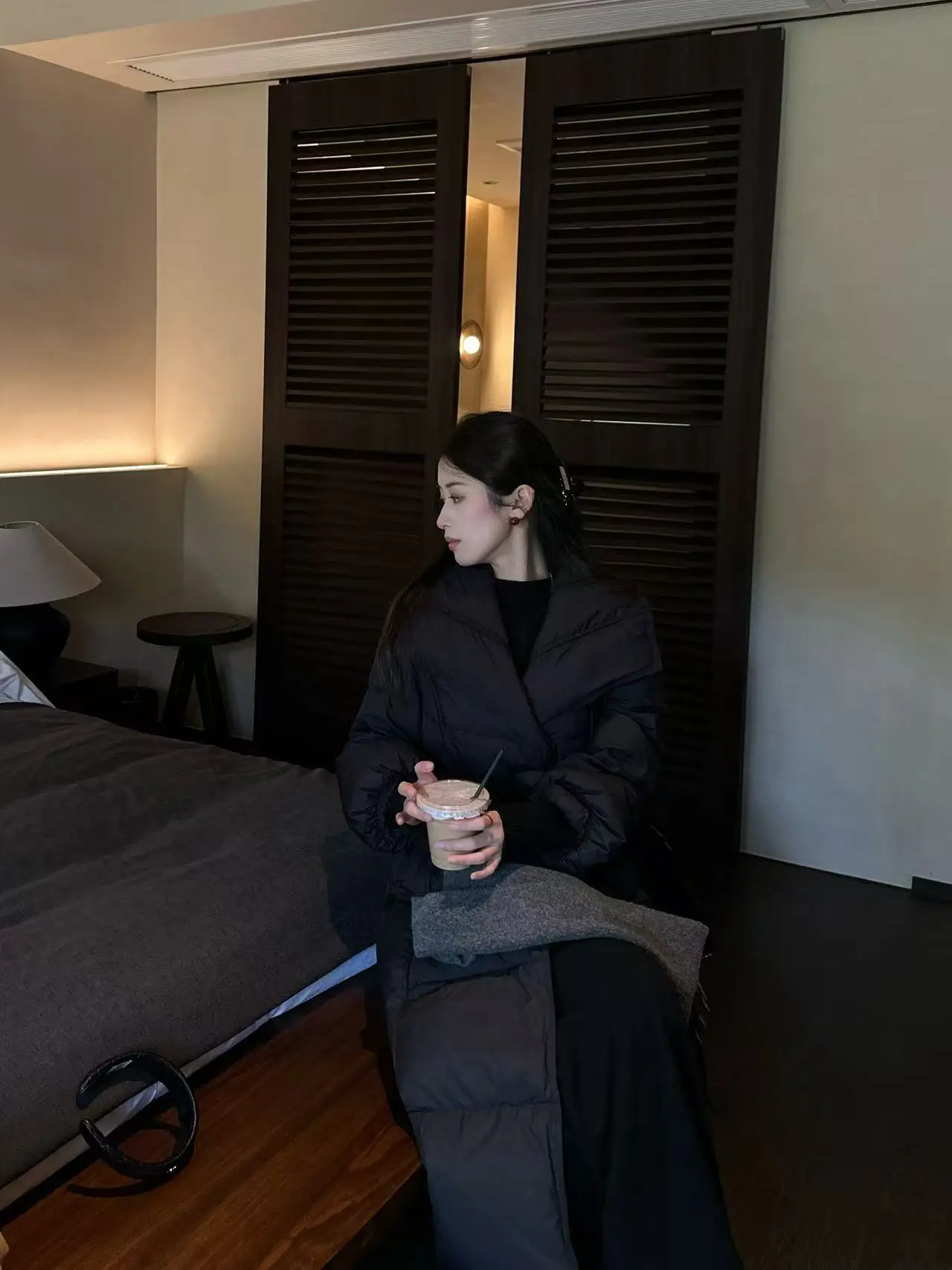 Удлиненная женская пуховая куртка с поясом и большим воротником: универсальная, теплая, для осени и зимы
Удлиненная женская пуховая куртка с поясом и большим воротником: универсальная, теплая, для осени и зимы