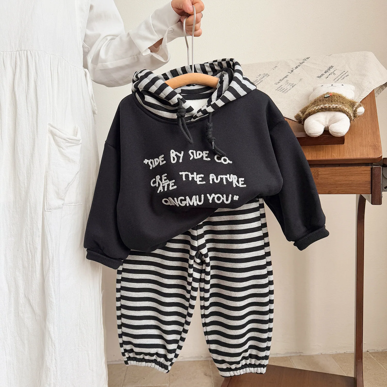 New Winter Toddler Boy Two-piece Set Hooded Letter Printed Thicken Warm Kids Boys Sweatshirt+striped Infant Baby Boy Jogger Pant
New Winter Toddler Boy Two-piece Set Hooded Letter Printed Thicken Warm Kids Boys Sweatshirt+striped Infant Baby Boy Jogger Pant