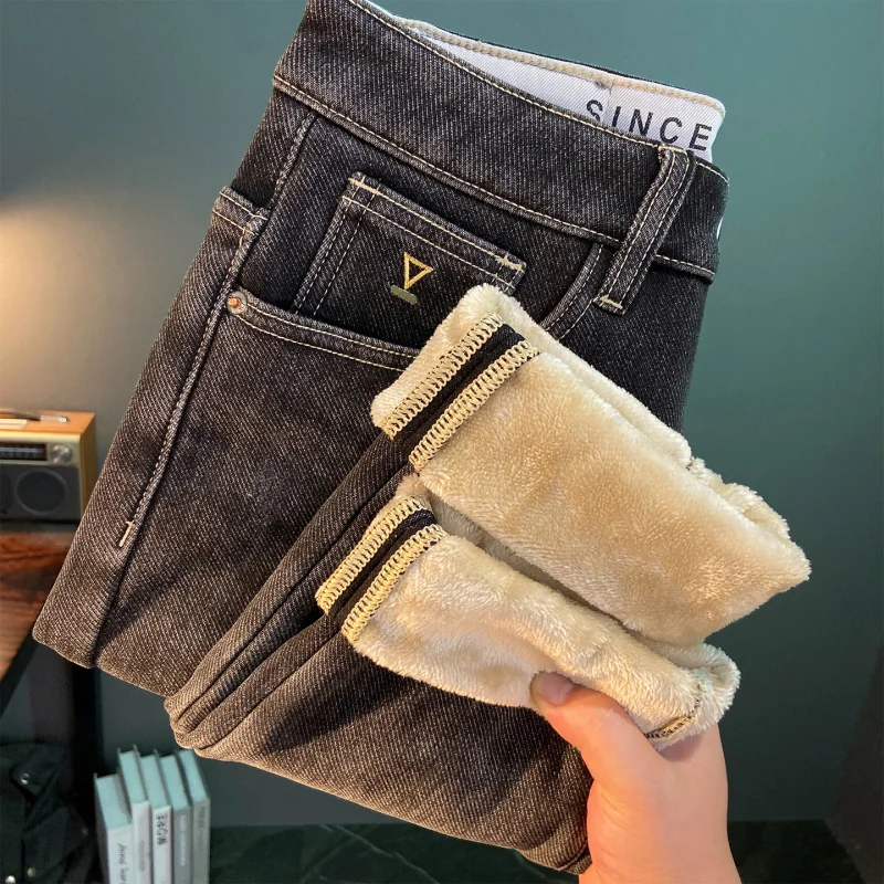 Зимние плюшевые толстые джинсы 2025 года для мужчин, повседневные, простые, элитные, облегающие, маленькие ноги, элитные, морозостойкие, теплые брюки
Зимние плюшевые толстые джинсы 2025 года для мужчин, повседневные, простые, элитные, облегающие, маленькие ноги, элитные, морозостойкие, теплые брюки