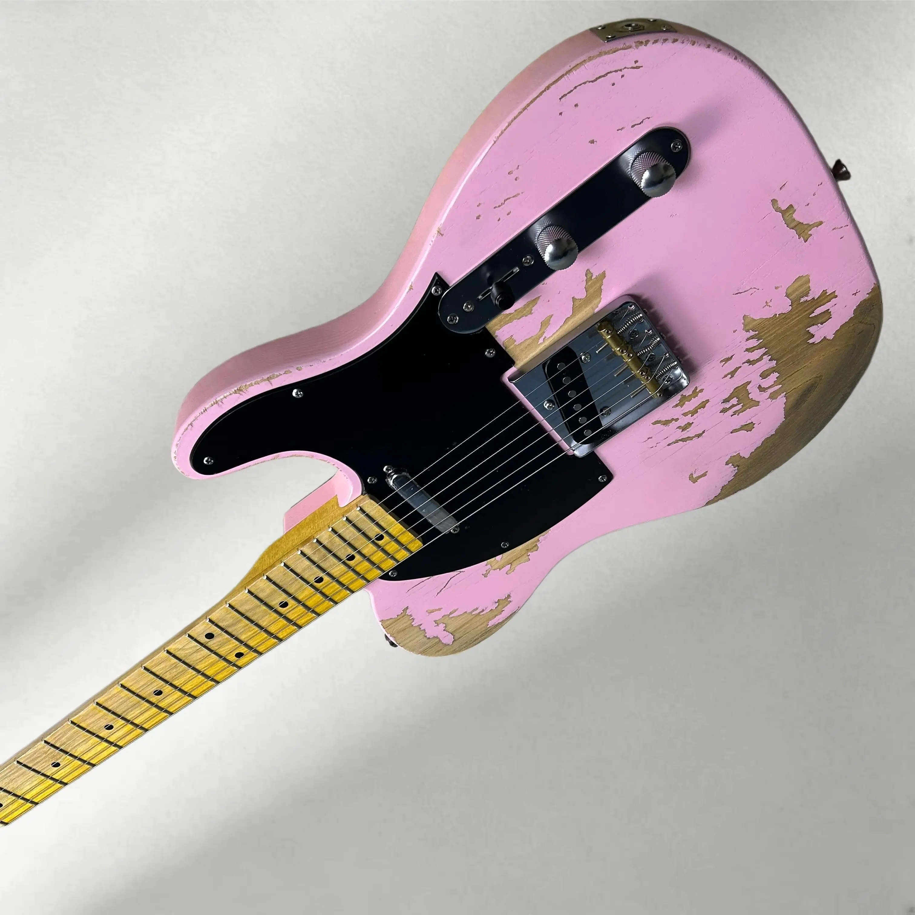 Aged Electric Guitar Ash Body Pink Color 21 Frets Maple Fretboard
Aged Electric Guitar Ash Body Pink Color 21 Frets Maple Fretboard