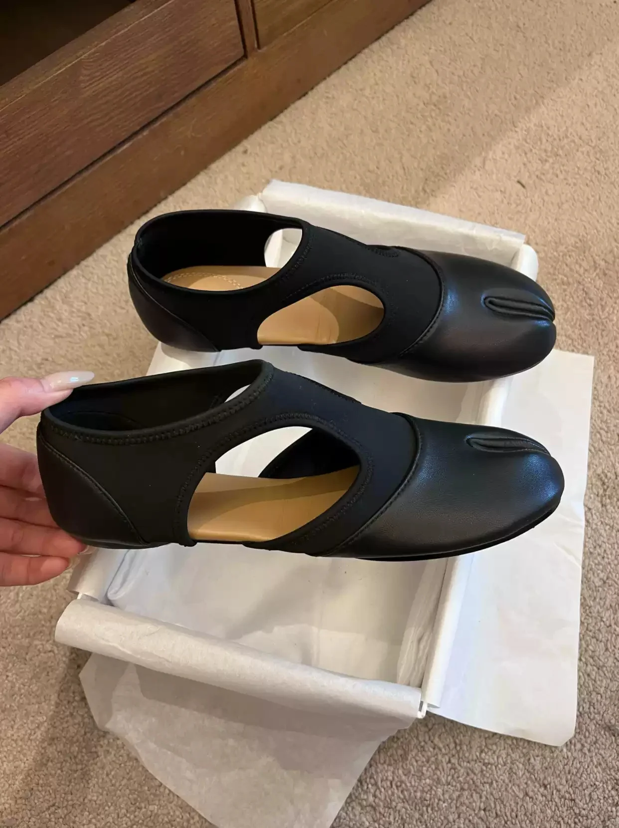 Women Black Leather Split Toe Tabi Cutout Flats Elastic Strap Slip-On Shoes for Casual Daily Minimalist Fashion Unique Footwear
Women Black Leather Split Toe Tabi Cutout Flats Elastic Strap Slip-On Shoes for Casual Daily Minimalist Fashion Unique Footwear