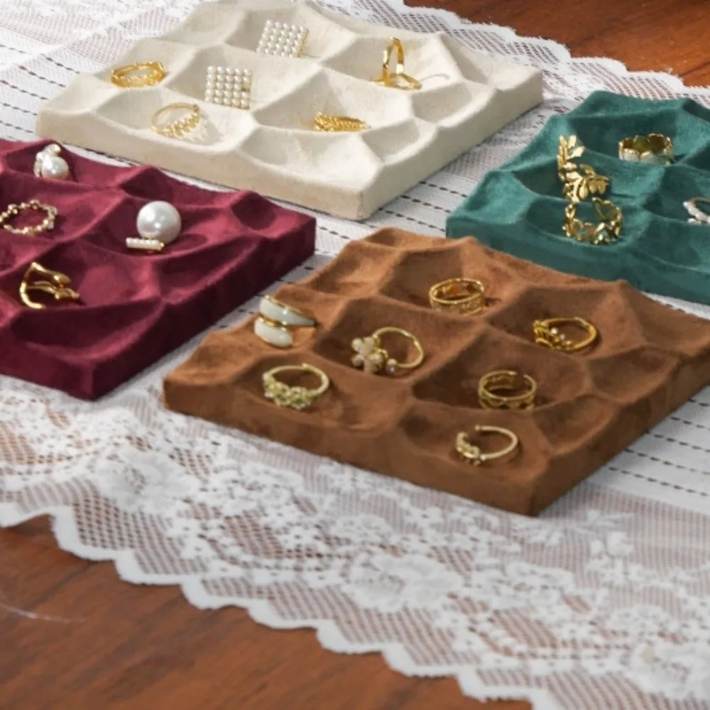 Тканевый лоток для хранения украшений: Изысканная подставка для колец и серег в стиле INS, декоративный аксессуар для прилавка ювелирного магазина
Тканевый лоток для хранения украшений: Изысканная подставка для колец и серег в стиле INS, декоративный аксессуар для прилавка ювелирного магазина