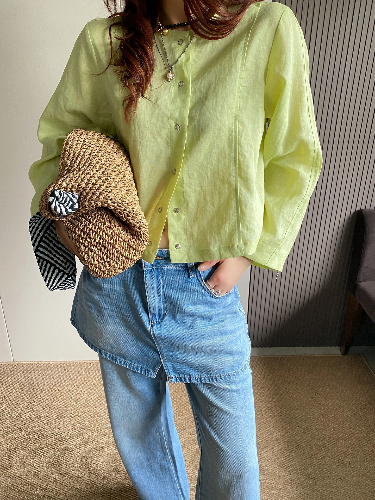 Женская льняная рубашка свободного кроя с длинным рукавом и круглым вырезом, новинка весеннего сезона, тонкая верхняя одежда для защиты от солнца, короткий топ, элегантный стиль
Женская льняная рубашка свободного кроя с длинным рукавом и круглым вырезом, новинка весеннего сезона, тонкая верхняя одежда для защиты от солнца, короткий топ, элегантный стиль