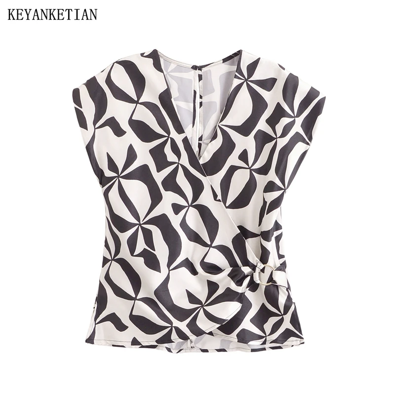 KEYANKETIAN 2026 Новая летняя женская черно-белая блузка с геометрическим принтом, металлическими кнопками, приталенная, с коротким рукавом, V-образный вырез
KEYANKETIAN 2026 Новая летняя женская черно-белая блузка с геометрическим принтом, металлическими кнопками, приталенная, с коротким рукавом, V-образный вырез