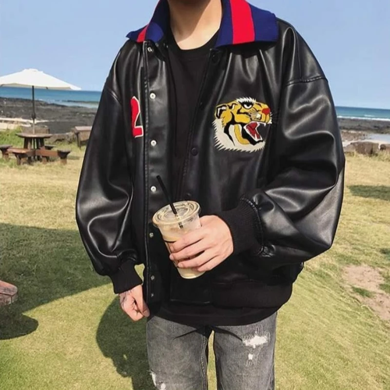 Handsome Men's Motorcycle PU Leather Coat Tiger Head Embroidery Korean Fashion Outerwear
Handsome Men's Motorcycle PU Leather Coat Tiger Head Embroidery Korean Fashion Outerwear