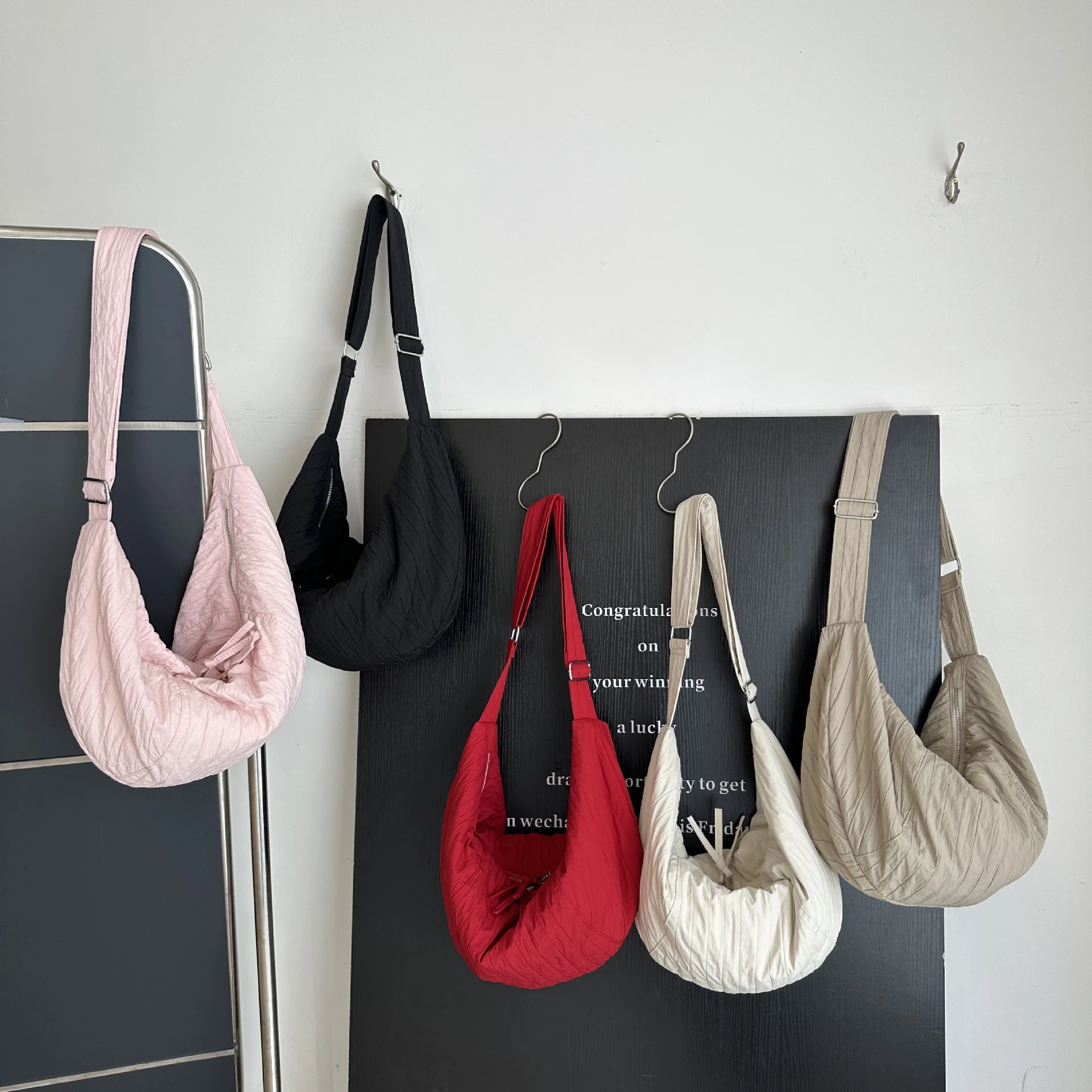 Women's Nylon Pleated Design Shoulder Bag Large Capacity Canvas Hobo Crossbody Bags Lady Casual Travel School Messenger Bag
Women's Nylon Pleated Design Shoulder Bag Large Capacity Canvas Hobo Crossbody Bags Lady Casual Travel School Messenger Bag