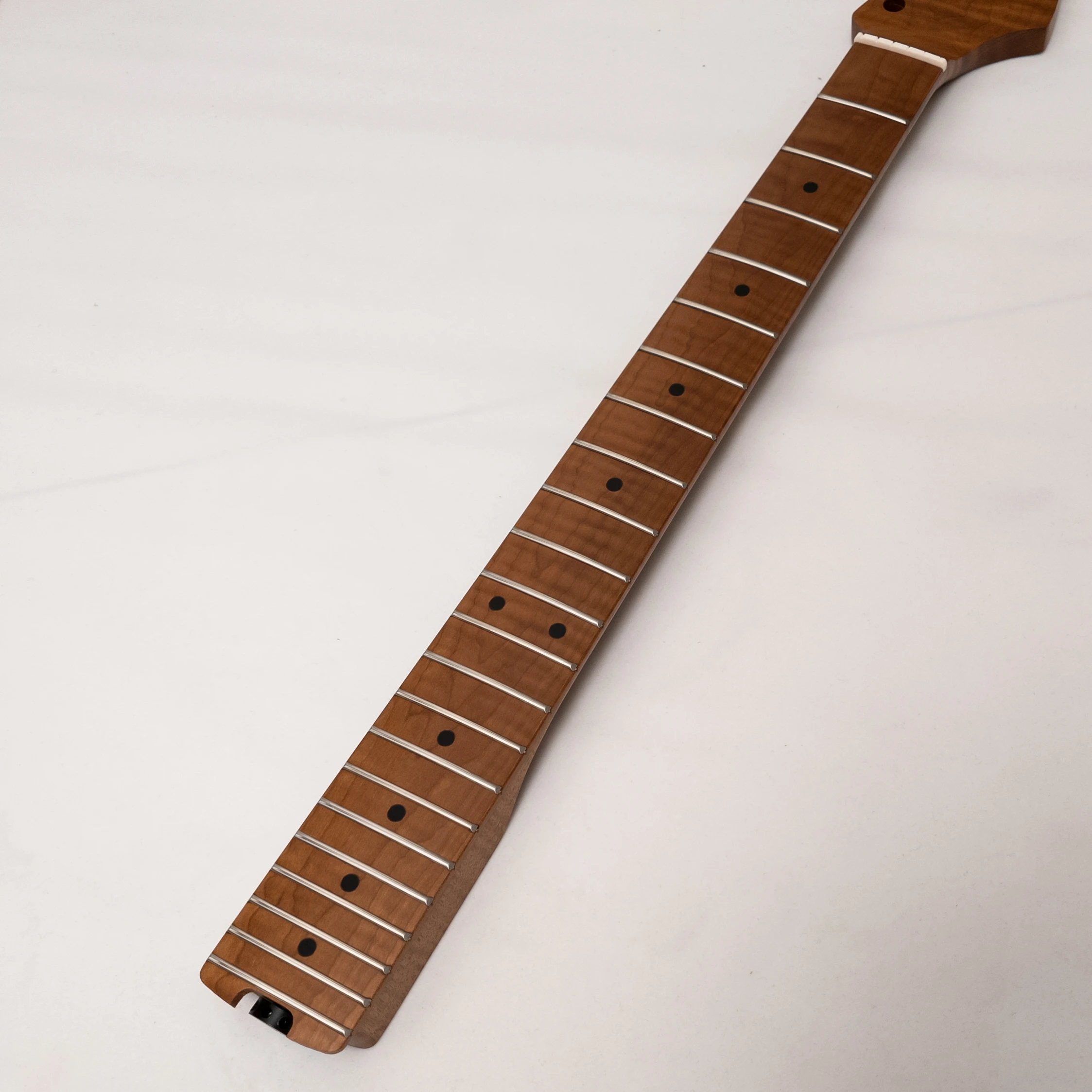 Guitar Neck Roasted Maple Tiger Flame Maple Fingerboard 25.5" Scale 22 Frets Modern C 9.5 Radius
Guitar Neck Roasted Maple Tiger Flame Maple Fingerboard 25.5" Scale 22 Frets Modern C 9.5 Radius