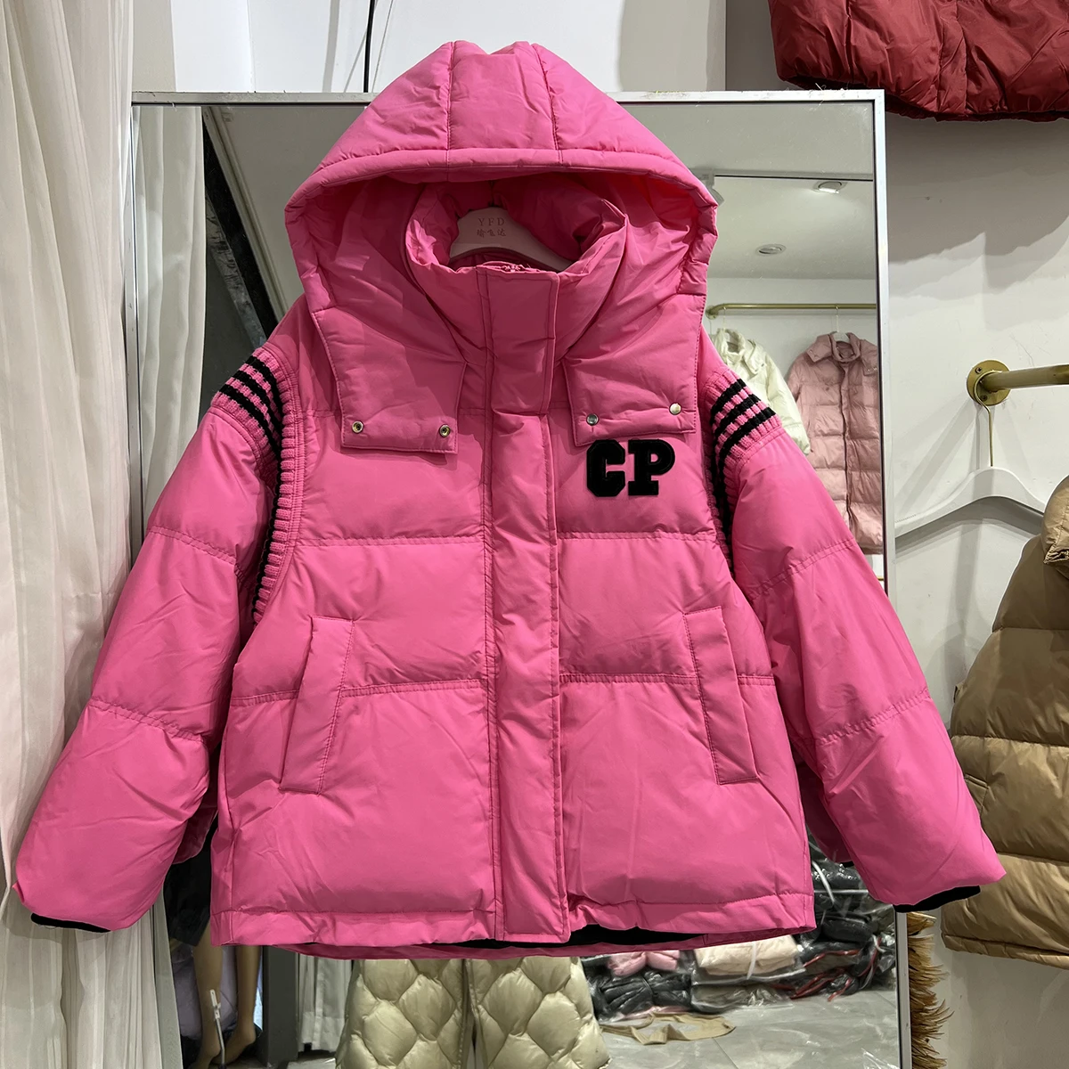 Winter 2022 new down jacket women's short thickened fashion Korean version hooded white duck down loose jacket trend
Winter 2022 new down jacket women's short thickened fashion Korean version hooded white duck down loose jacket trend