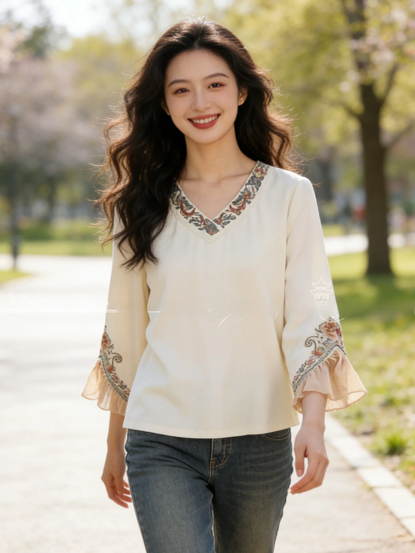 New Chinese Style V-Neck T-Shirt Women's Loose Fit Embroidered Seven-Quarter Lotus Leaf Sleeve Breathable Comfortable Base Top
New Chinese Style V-Neck T-Shirt Women's Loose Fit Embroidered Seven-Quarter Lotus Leaf Sleeve Breathable Comfortable Base Top