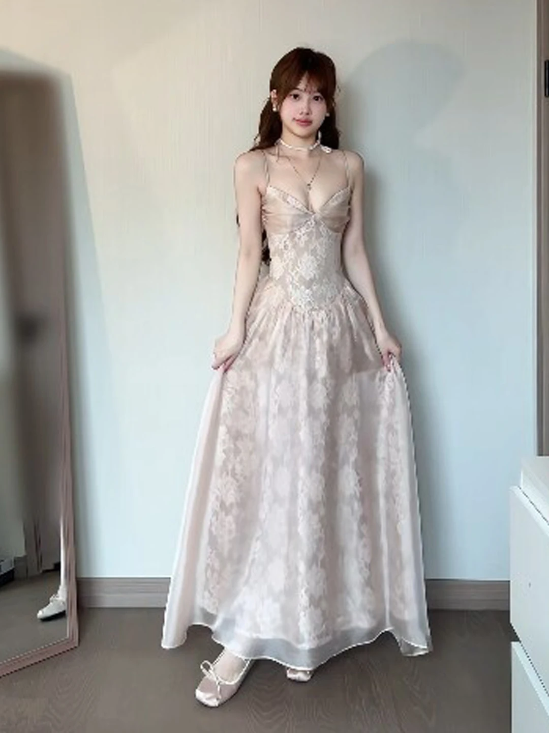 Retro Gentle Style Beautiful V-neck Strap Long Skirt Summer New Fashion Dress Cotton Material Soft Index Medium Elasticity
Retro Gentle Style Beautiful V-neck Strap Long Skirt Summer New Fashion Dress Cotton Material Soft Index Medium Elasticity