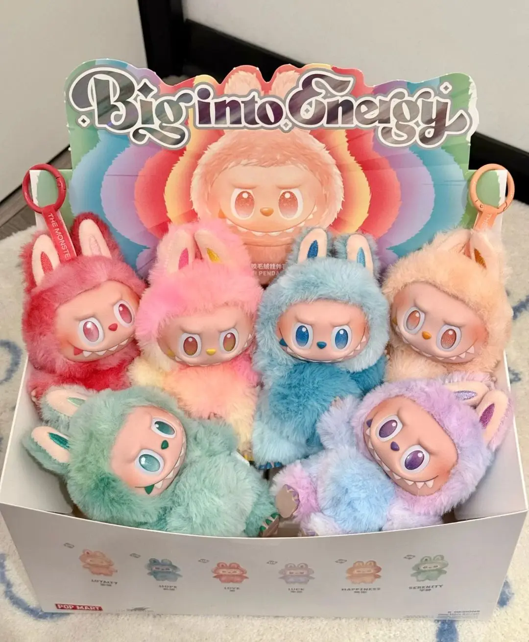 Новая подлинная Labubu V3 The Monsters Big Into Energy Series слепая коробка виниловая плюшевая кукла кулон градиент цвета подарок на день рождения
Новая подлинная Labubu V3 The Monsters Big Into Energy Series слепая коробка виниловая плюшевая кукла кулон градиент цвета подарок на день рождения
