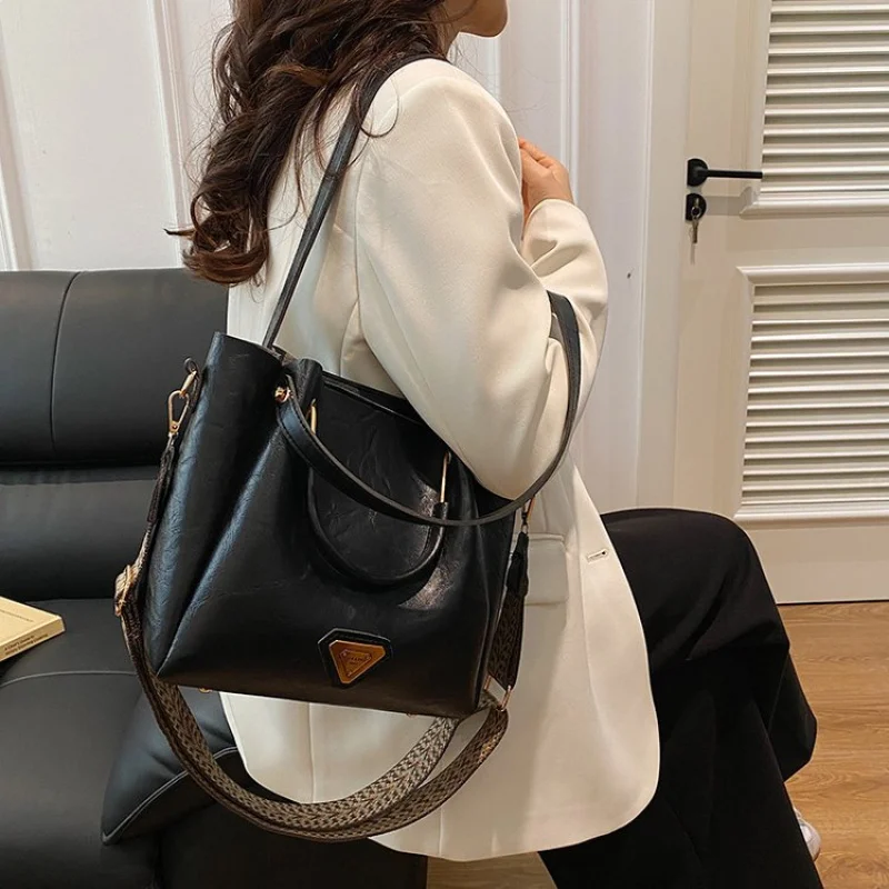 Модная модная сумка через плечо с буквенным логотипом — элегантный простой дизайн, однотонный цвет для использования в отдыхе
Модная модная сумка через плечо с буквенным логотипом — элегантный простой дизайн, однотонный цвет для использования в отдыхе