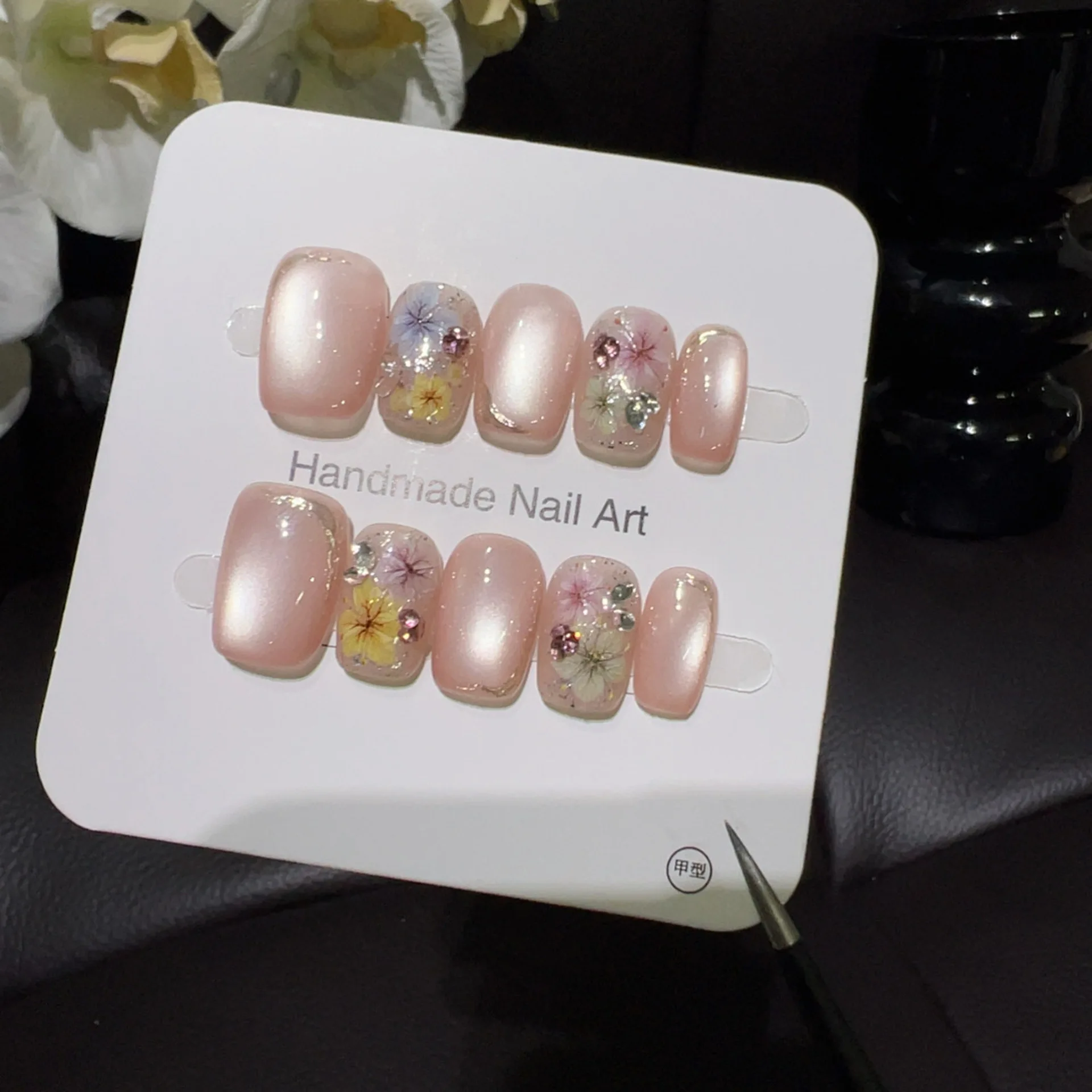 10 шт. коротких накладных ногтей ручной работы, блестящие, нюдово-розовые, с дизайном «кошачий глаз» и цветочным узором, нежные искусственные ногти, готовые к носке, для девушек.
10 шт. коротких накладных ногтей ручной работы, блестящие, нюдово-розовые, с дизайном «кошачий глаз» и цветочным узором, нежные искусственные ногти, готовые к носке, для девушек.