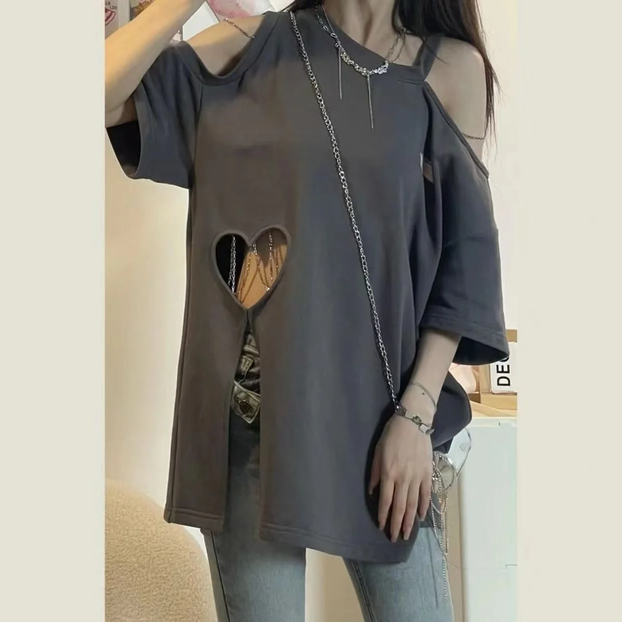 Women's summer plus size loose mid-length t-shirt top with a sense of design, hollowed out, slit, and off-shoulder short sleeves
Women's summer plus size loose mid-length t-shirt top with a sense of design, hollowed out, slit, and off-shoulder short sleeves