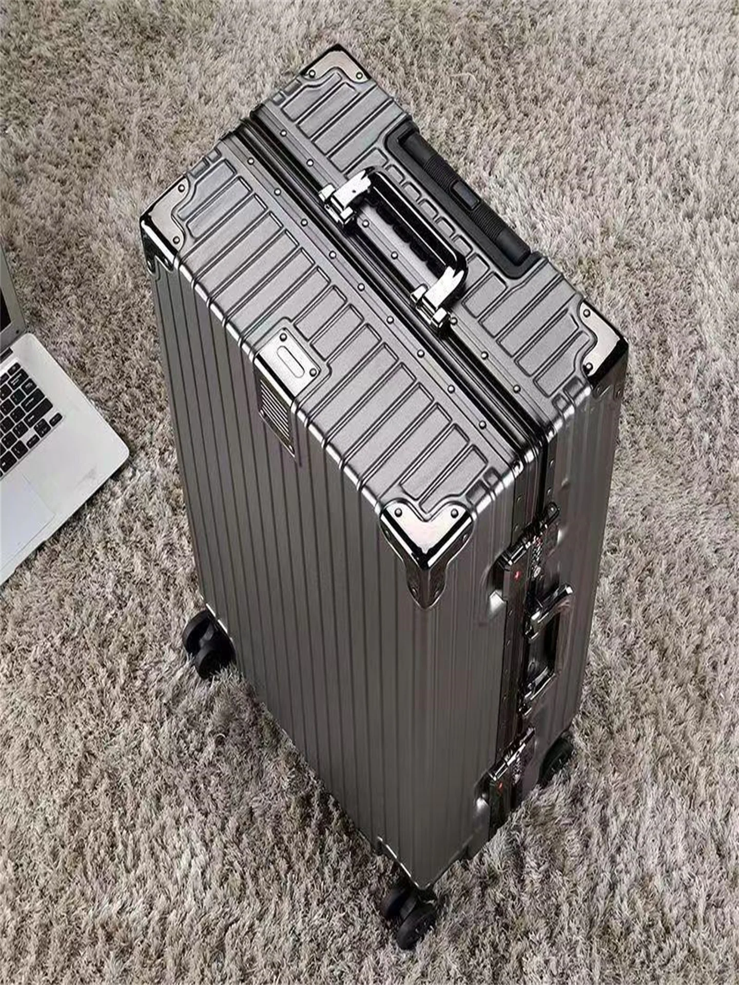 Robust Aluminum Frame Lage Suitcase with Pull Rod 20 for Men And Women Students Boarding Wheel 24 Password Leather Box
Robust Aluminum Frame Lage Suitcase with Pull Rod 20 for Men And Women Students Boarding Wheel 24 Password Leather Box