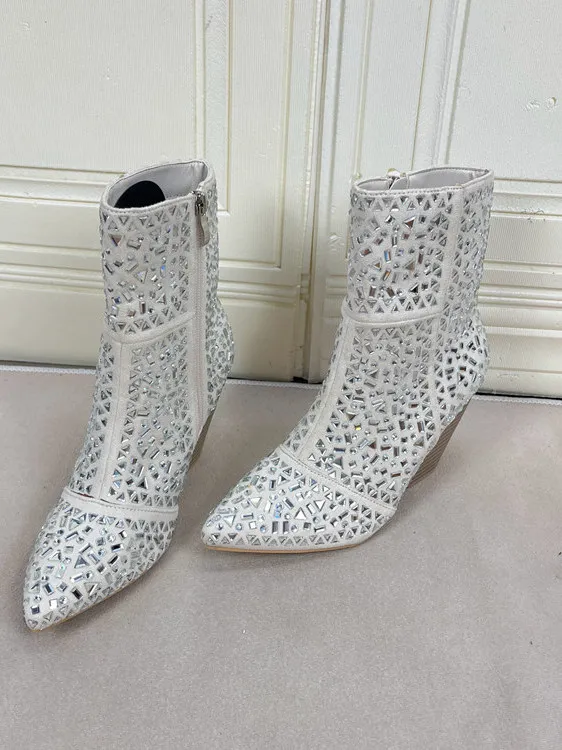 Модные женские ботильоны с острым носком, однотонные, на высоком каблуке, с боковой молнией и стразами, универсальные, весна-осень
Модные женские ботильоны с острым носком, однотонные, на высоком каблуке, с боковой молнией и стразами, универсальные, весна-осень