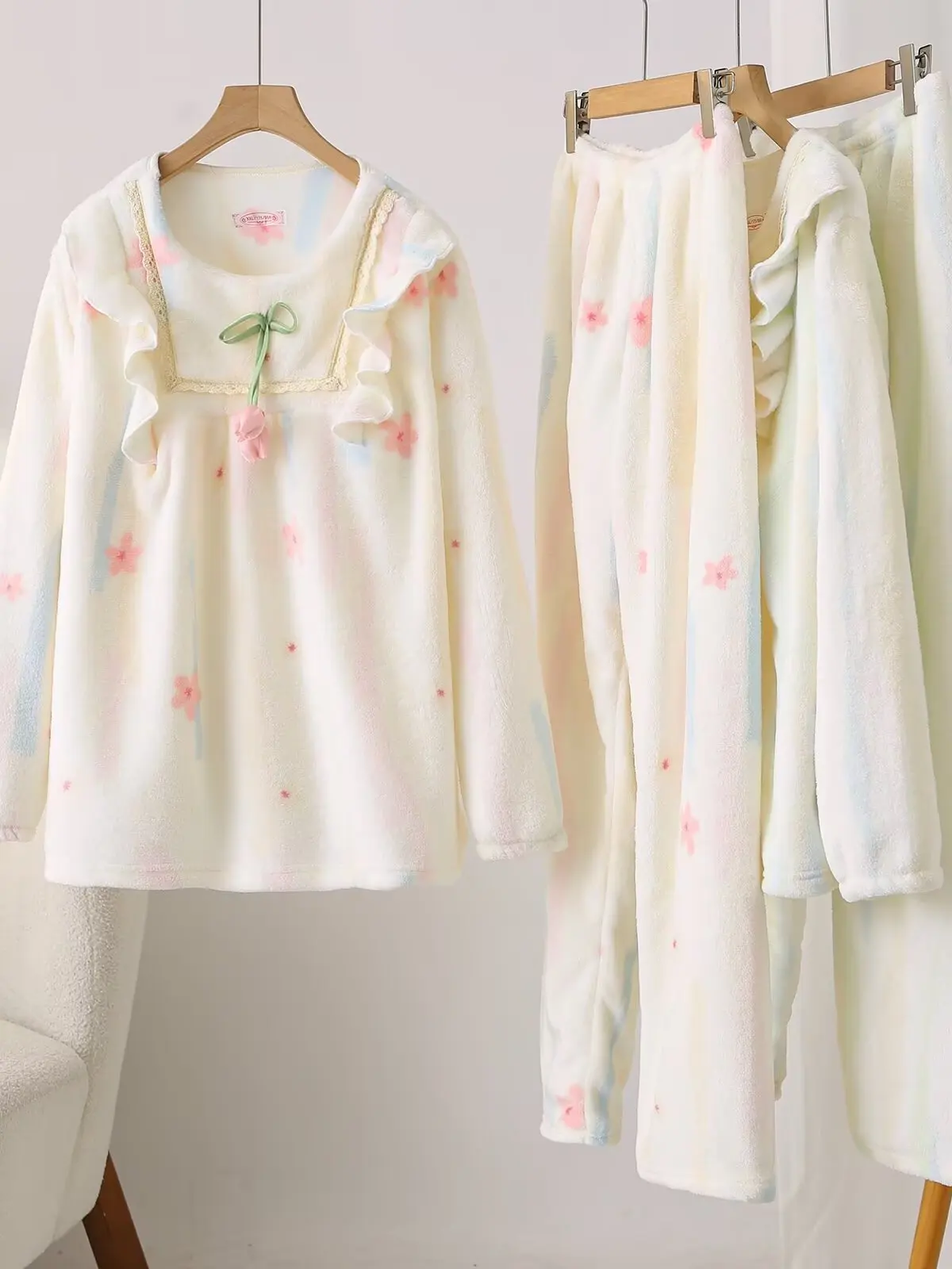 plus Size Winter Sleepwear Women's Fleece Lined Thickened Sweet Print Nightgown Long Sleeve Ruffle Trim Home Clothes Set
plus Size Winter Sleepwear Women's Fleece Lined Thickened Sweet Print Nightgown Long Sleeve Ruffle Trim Home Clothes Set