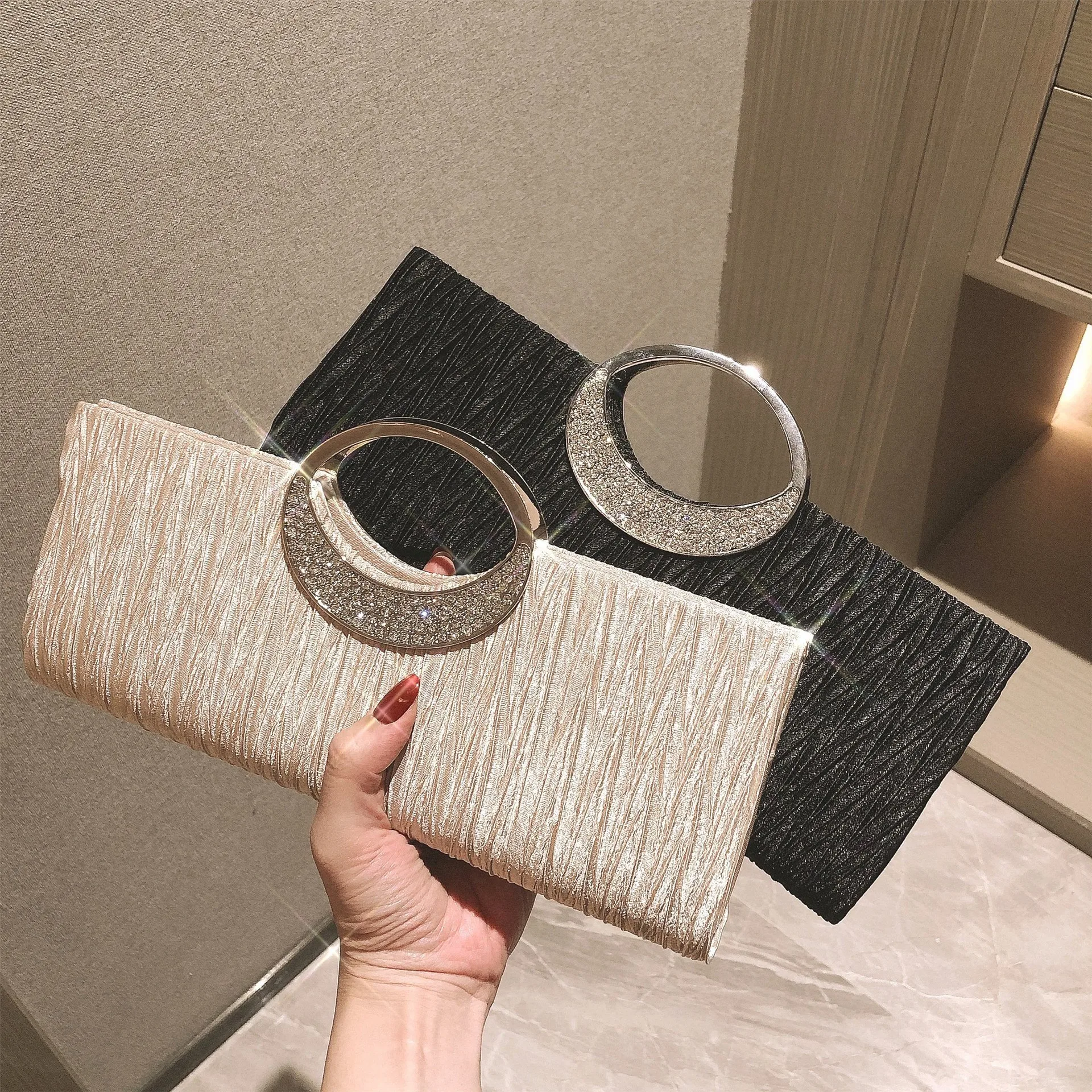 2025 New Cheongsam Dress Bag for Women, Japanese Style Diamond Chain Shoulder Handbag, Trendy High-End Mini Crossbody Tote Purse
2025 New Cheongsam Dress Bag for Women, Japanese Style Diamond Chain Shoulder Handbag, Trendy High-End Mini Crossbody Tote Purse