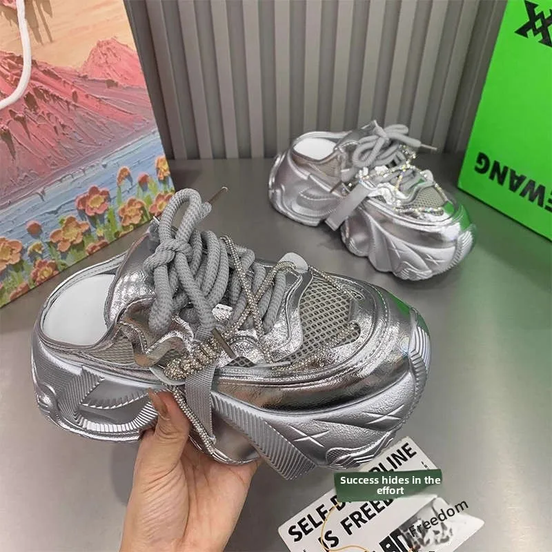 Корейские женские тапочки Sle Thi Bot Dad oes, новые летние маленькие размеры, удлиняющие тапочки для ленивых людей с головным убором
Корейские женские тапочки Sle Thi Bot Dad oes, новые летние маленькие размеры, удлиняющие тапочки для ленивых людей с головным убором