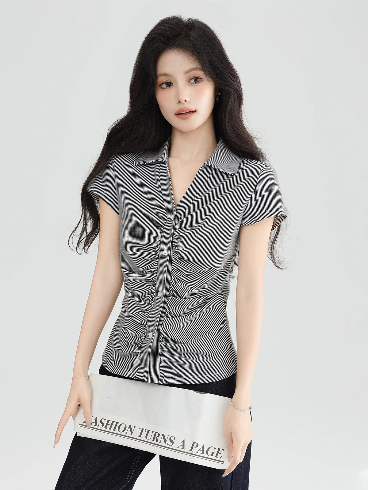 Ретро-корейский женский летний топ с V-образным вырезом, на одной пуговице, в полоску, с воротником-стойкой, плиссированный, новый
Ретро-корейский женский летний топ с V-образным вырезом, на одной пуговице, в полоску, с воротником-стойкой, плиссированный, новый