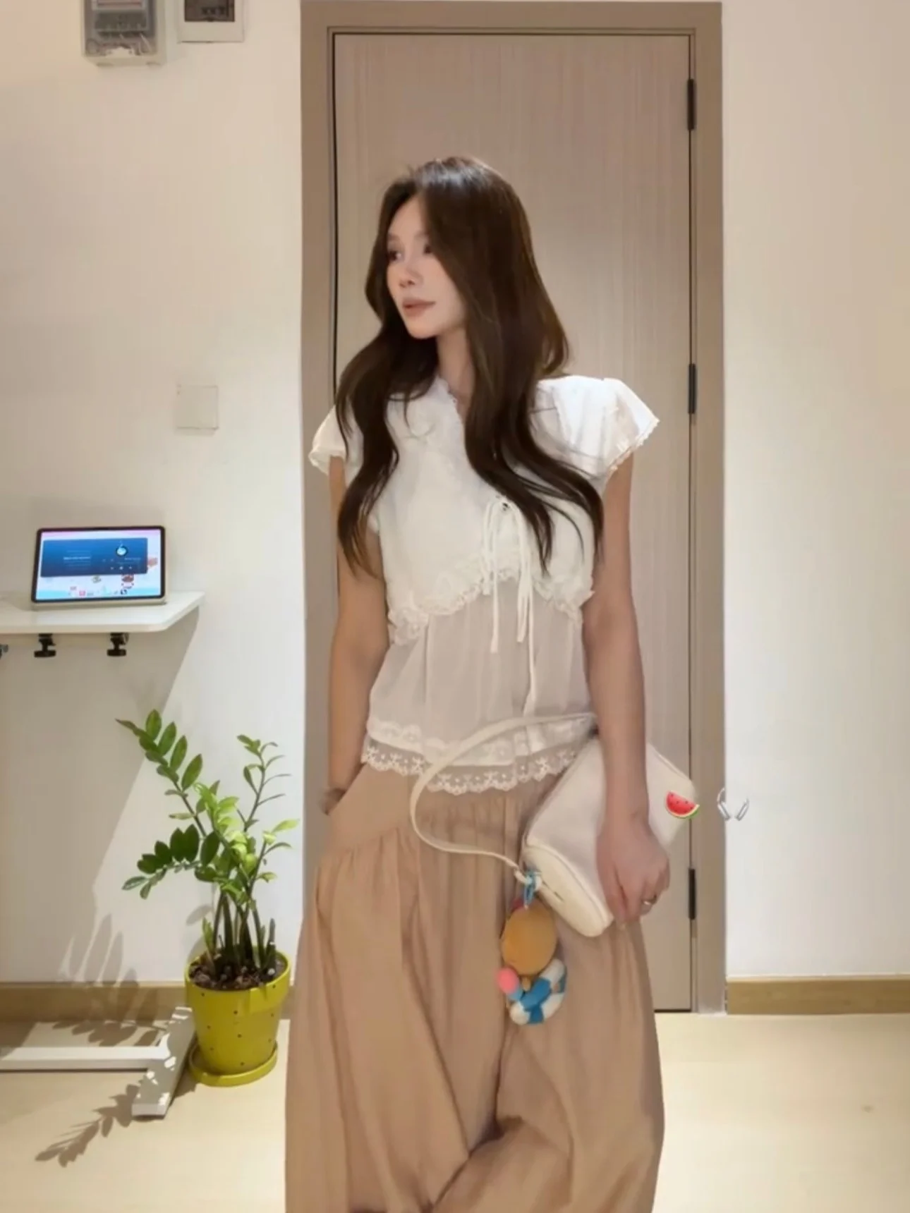 French Style Lace Trim V-Neck Tie Waist Miniature Sleeve Shaping Silk Shirt Women Summer Design Sensible Translucent Top Shirt
French Style Lace Trim V-Neck Tie Waist Miniature Sleeve Shaping Silk Shirt Women Summer Design Sensible Translucent Top Shirt