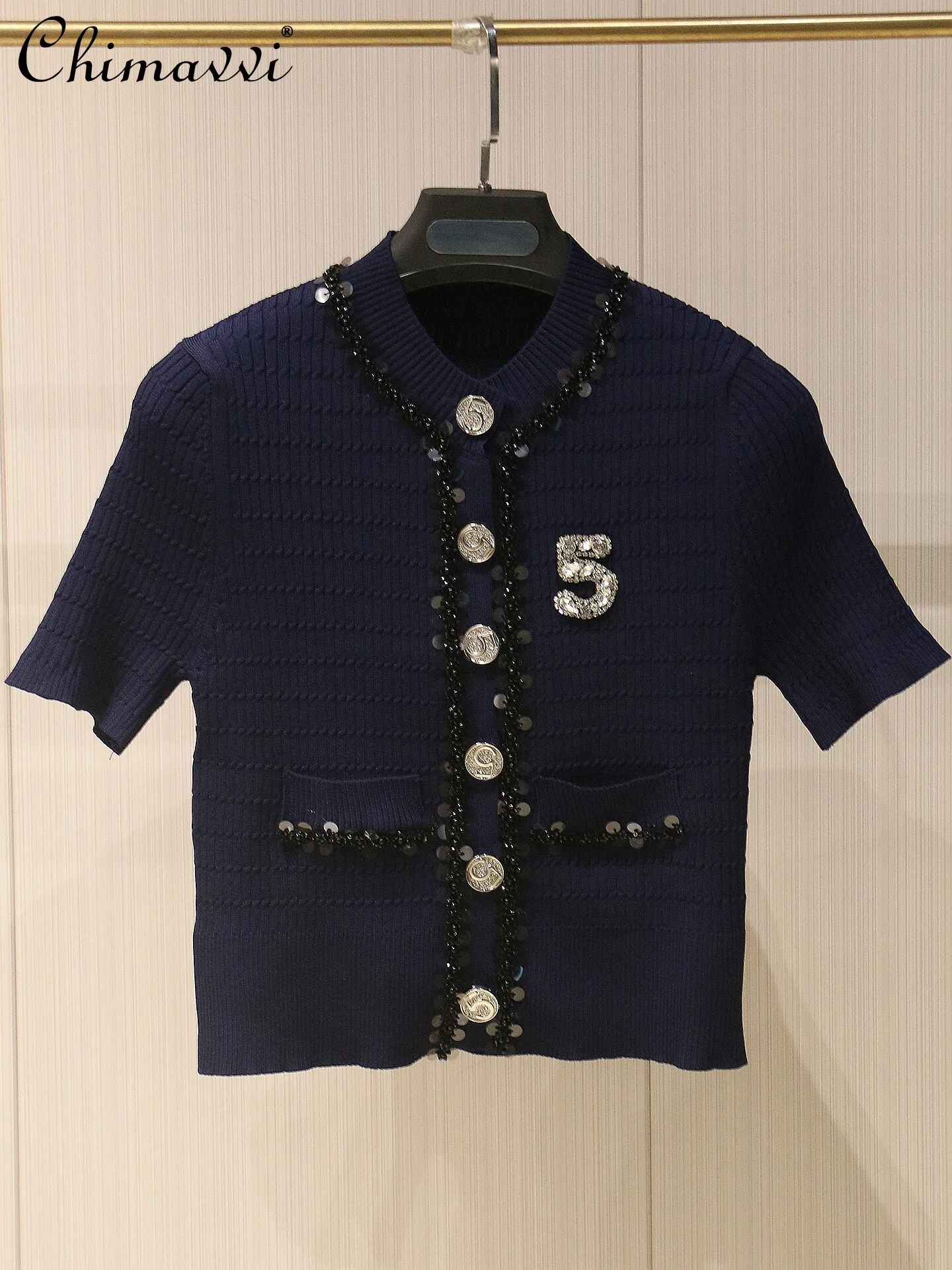 French-style Fashion Round-neck High-end Metal Buckle Short-sleeve Sequin Knit Top Spring-summer New Women's Slim Cardigan Top
French-style Fashion Round-neck High-end Metal Buckle Short-sleeve Sequin Knit Top Spring-summer New Women's Slim Cardigan Top