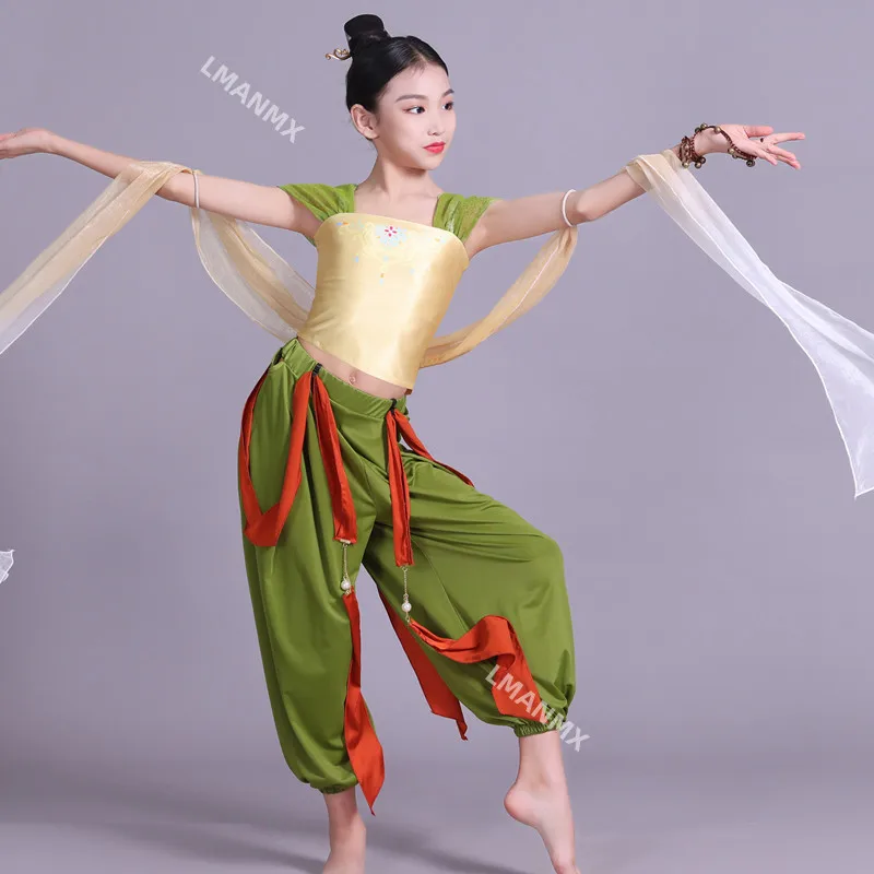 Children's classical dance performance costumes, girls' Dunhuang flying dance costumes, Chinese dance performance costumes
Children's classical dance performance costumes, girls' Dunhuang flying dance costumes, Chinese dance performance costumes