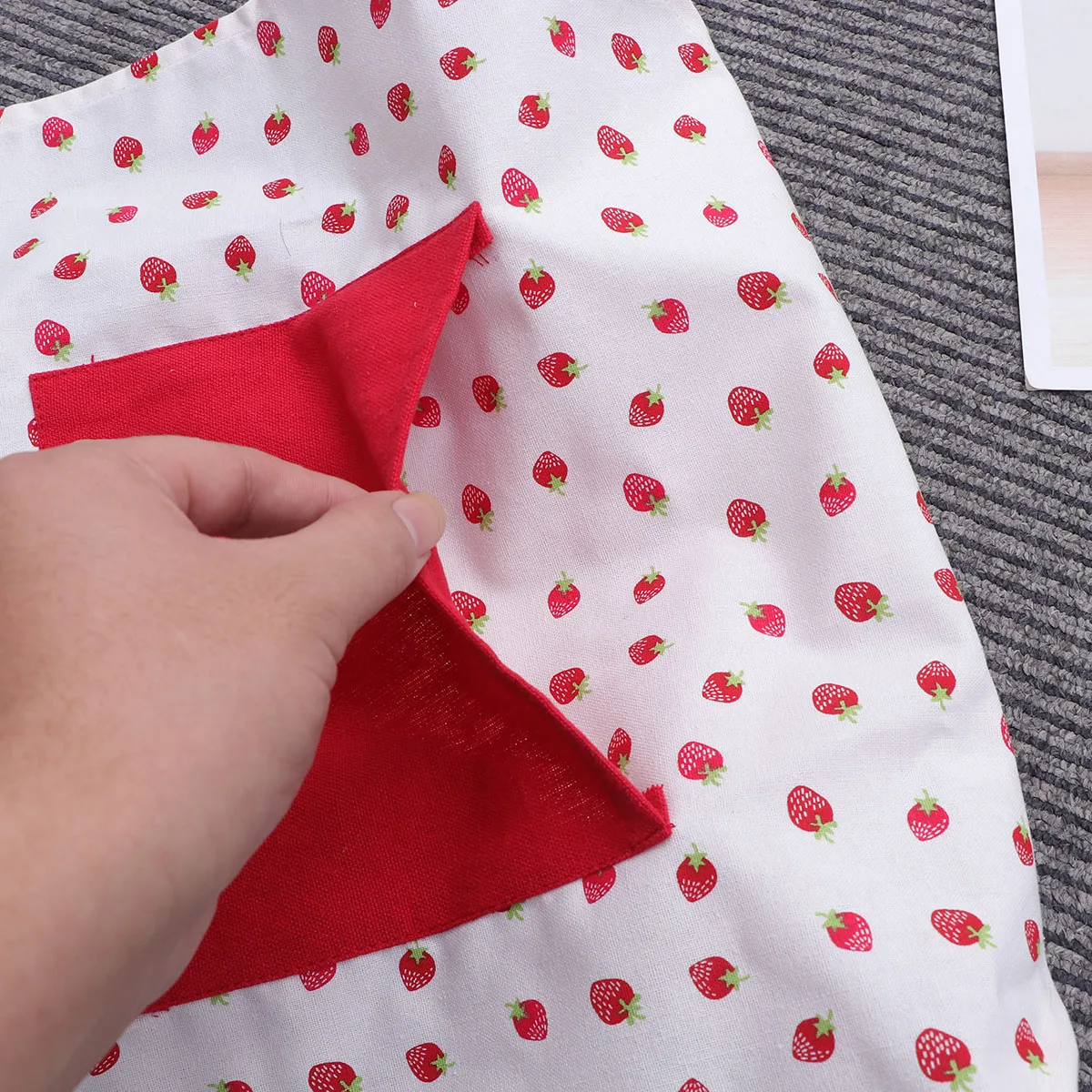 Children Cotton Apron Small Strawberry Pattern Adjustable Hanging Neck Strap Waist Tie Kids Aprons for Cooking Baking
Children Cotton Apron Small Strawberry Pattern Adjustable Hanging Neck Strap Waist Tie Kids Aprons for Cooking Baking