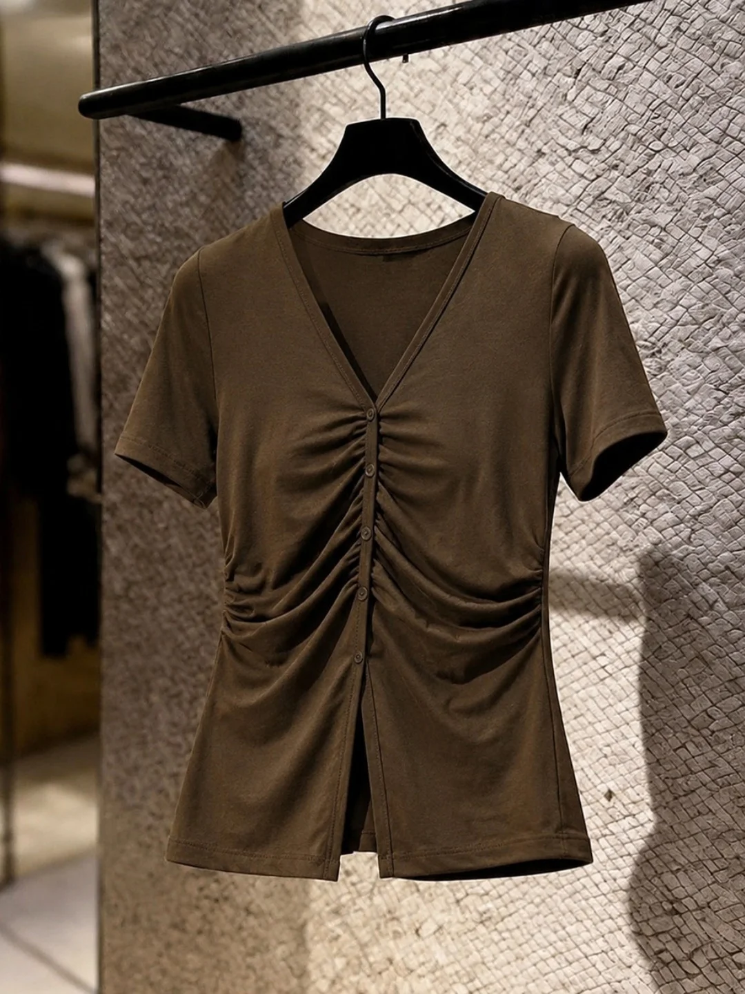 Summer Soft Skin-friendly Short Sleeve V-neck T-shirt Women's Fashionable Commute Single Button Design Versatile Korean Style...
Summer Soft Skin-friendly Short Sleeve V-neck T-shirt Women's Fashionable Commute Single Button Design Versatile Korean Style...