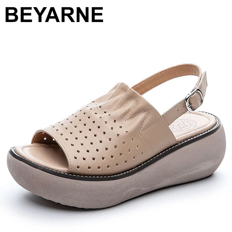 2025 летние сандалии из 100% коровьей кожи, женские модные тапочки на танкетке на толстой подошве, повседневная женская нескользящая обувь на платформе с пряжкой
2025 летние сандалии из 100% коровьей кожи, женские модные тапочки на танкетке на толстой подошве, повседневная женская нескользящая обувь на платформе с пряжкой