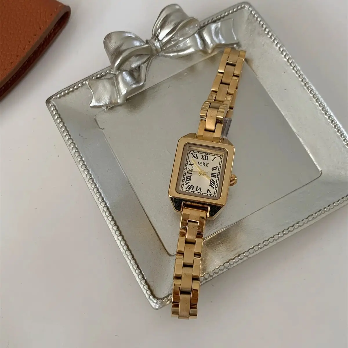 Новые классические квадратные часы для женщин, простые и повседневные, в студенческом стиле, эстетика Mori Girl, тонкий ремешок, часы с маленьким циферблатом.
Новые классические квадратные часы для женщин, простые и повседневные, в студенческом стиле, эстетика Mori Girl, тонкий ремешок, часы с маленьким циферблатом.