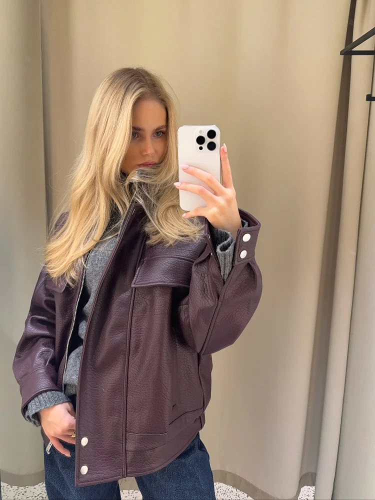 Модная женская куртка из искусственной кожи с воротником-стойкой, кожаная однотонная женская куртка на молнии и пуговицах, весна 2006, шикарная женская уличная верхняя одежда
Модная женская куртка из искусственной кожи с воротником-стойкой, кожаная однотонная женская куртка на молнии и пуговицах, весна 2006, шикарная женская уличная верхняя одежда