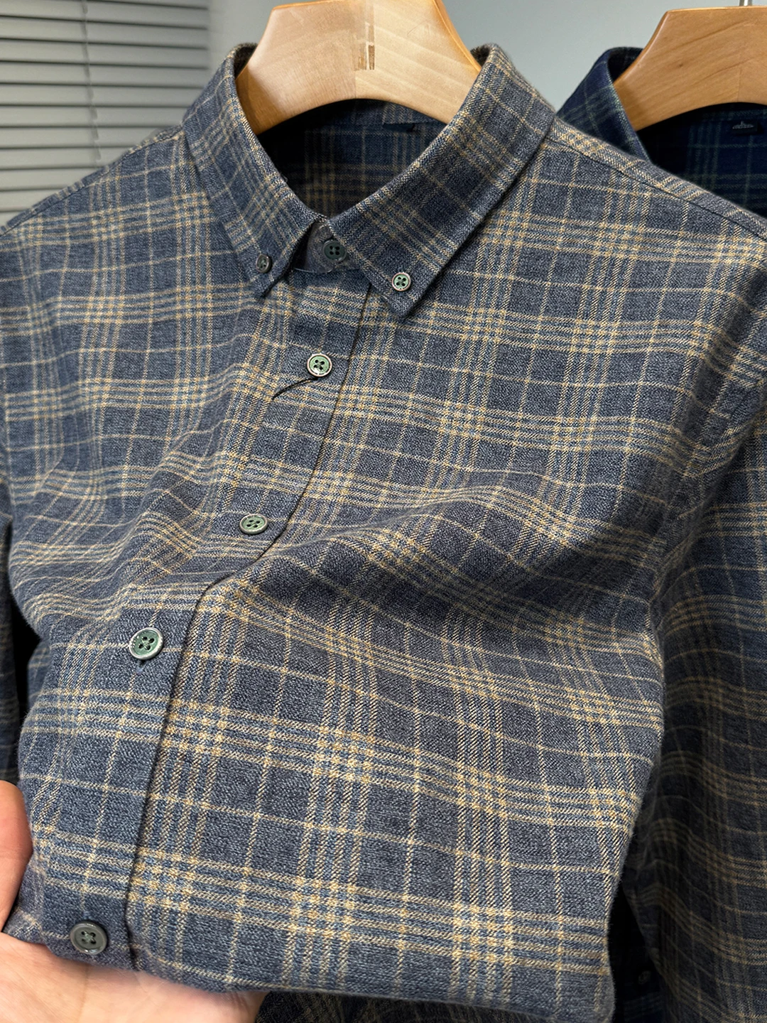 Двусторонняя рубашка с длинным рукавом для мужчин, осенне-зимняя, модная, повседневная, в клетку, для молодежи, внутренняя одежда
Двусторонняя рубашка с длинным рукавом для мужчин, осенне-зимняя, модная, повседневная, в клетку, для молодежи, внутренняя одежда