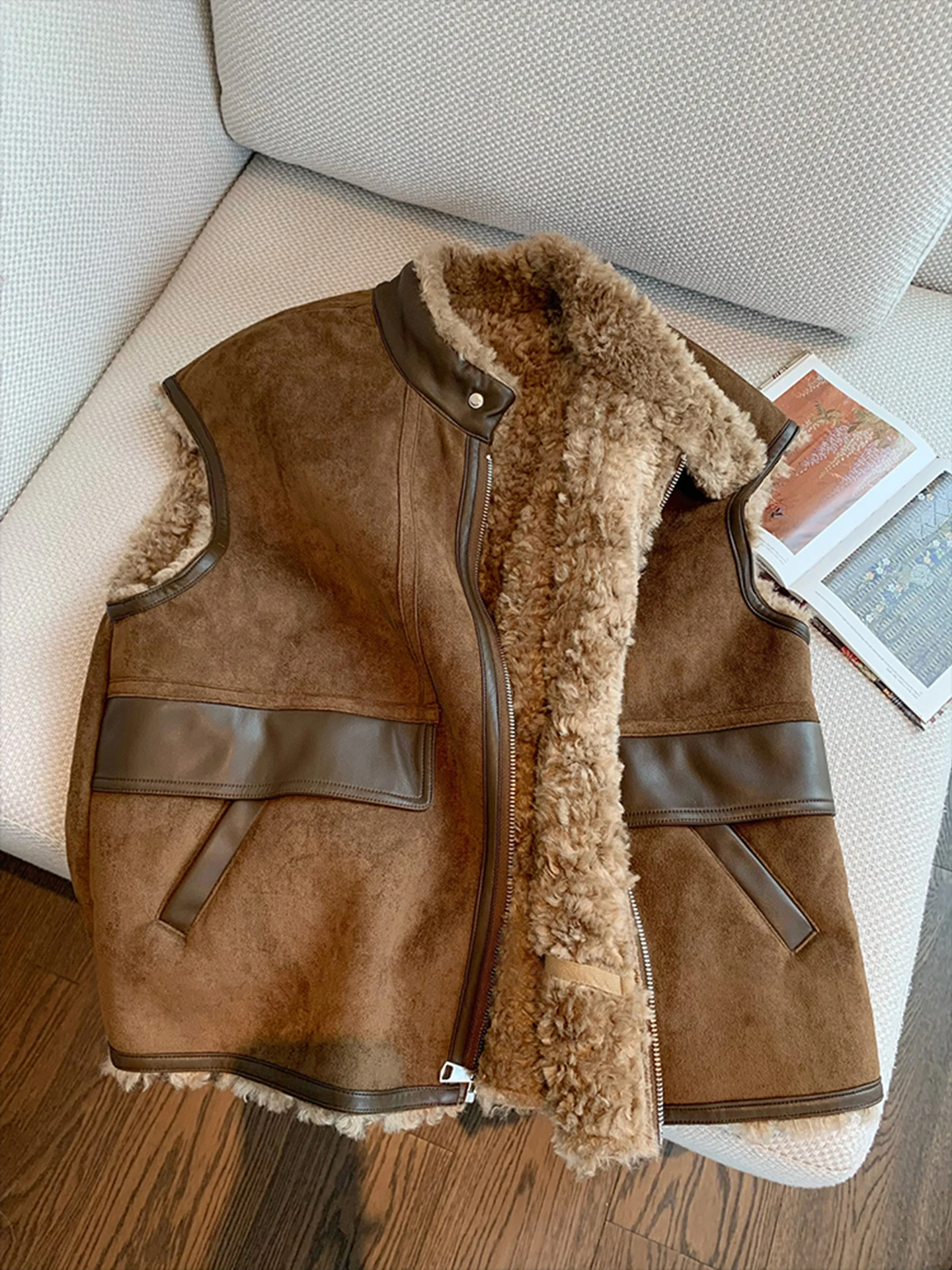 Корейский многослойный винтажный жилет из кожи и меха овчины, осенне-зимний, свободного кроя, с воротником-стойкой, Svel Jaet
Корейский многослойный винтажный жилет из кожи и меха овчины, осенне-зимний, свободного кроя, с воротником-стойкой, Svel Jaet