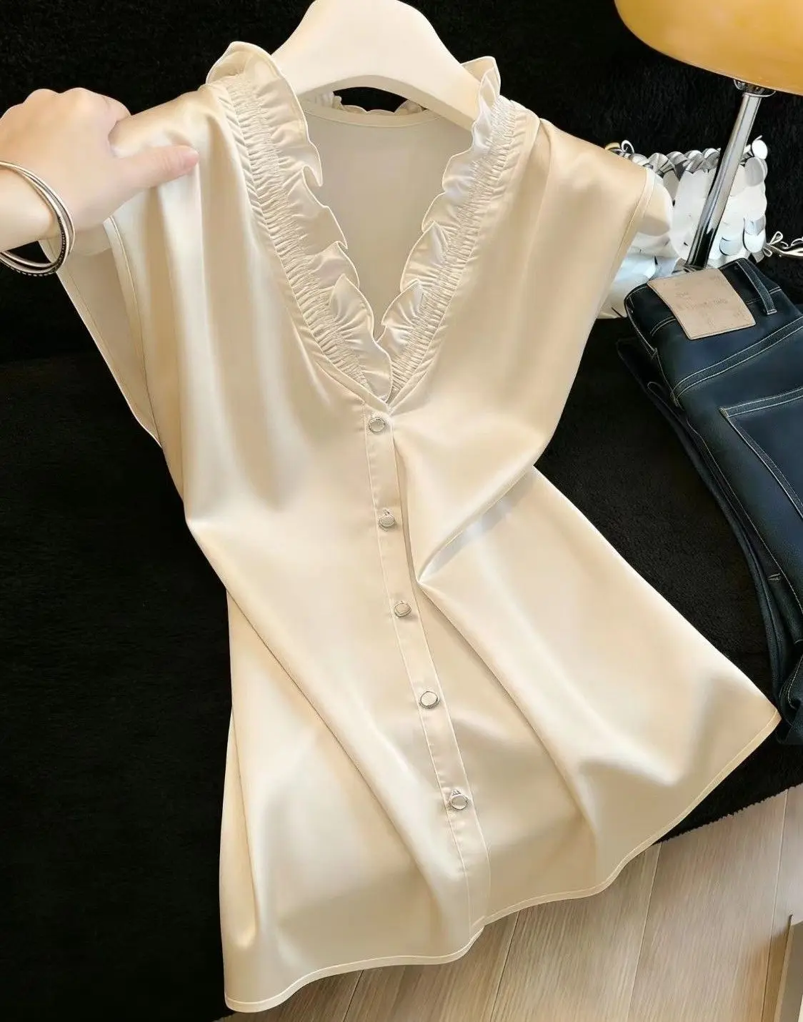 Champagne Silk Mulberry Silk Shirt Genuine V-neck High-End Silk Shirt Summer New Solid Color Small Top Vest Top White Black
Champagne Silk Mulberry Silk Shirt Genuine V-neck High-End Silk Shirt Summer New Solid Color Small Top Vest Top White Black