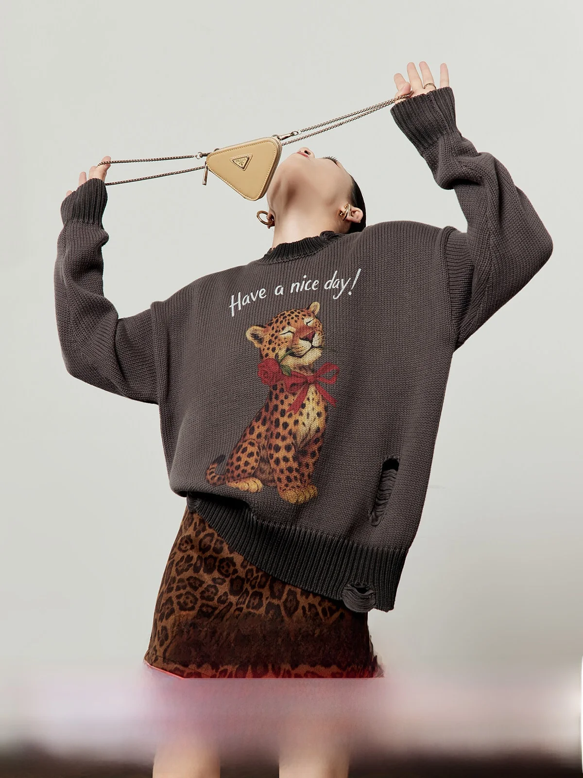 Свободный вязаный свитер с леопардовым принтом и розами для женщин, новинка весенней коллекции, винтажный повседневный топ с длинными рукавами от Zhou Li Wu
Свободный вязаный свитер с леопардовым принтом и розами для женщин, новинка весенней коллекции, винтажный повседневный топ с длинными рукавами от Zhou Li Wu