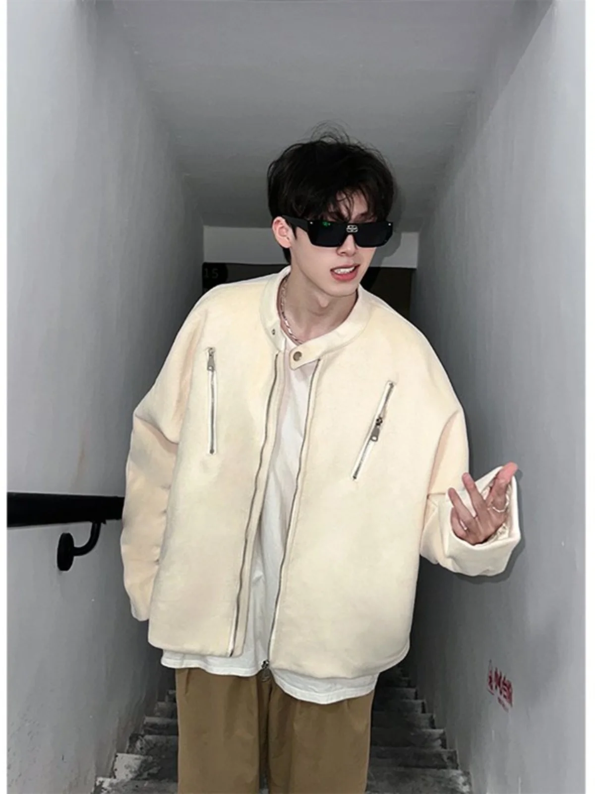 Мужская куртка в американском уличном стиле с молнией, воротником-стойкой, ветрозащитная, с длинными рукавами, молодежная, модная, в стиле рабочей одежды/пилотской куртки
Мужская куртка в американском уличном стиле с молнией, воротником-стойкой, ветрозащитная, с длинными рукавами, молодежная, модная, в стиле рабочей одежды/пилотской куртки