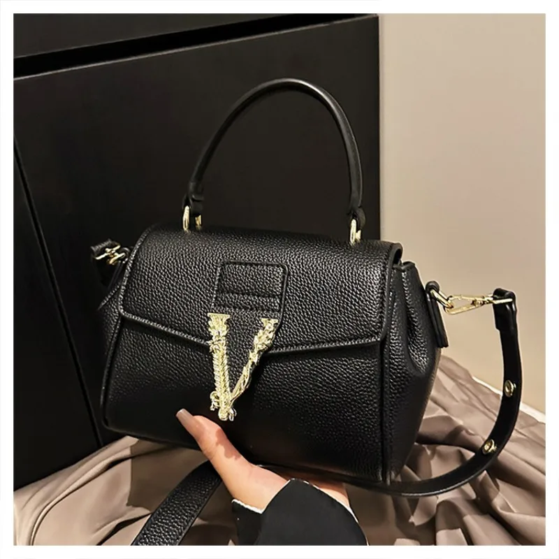 Новая женская маленькая квадратная сумка в корейском стиле с премиальной текстурой, модным дизайном замка, универсальная сумка для ношения в руке/на плече/через плечо.
Новая женская маленькая квадратная сумка в корейском стиле с премиальной текстурой, модным дизайном замка, универсальная сумка для ношения в руке/на плече/через плечо.