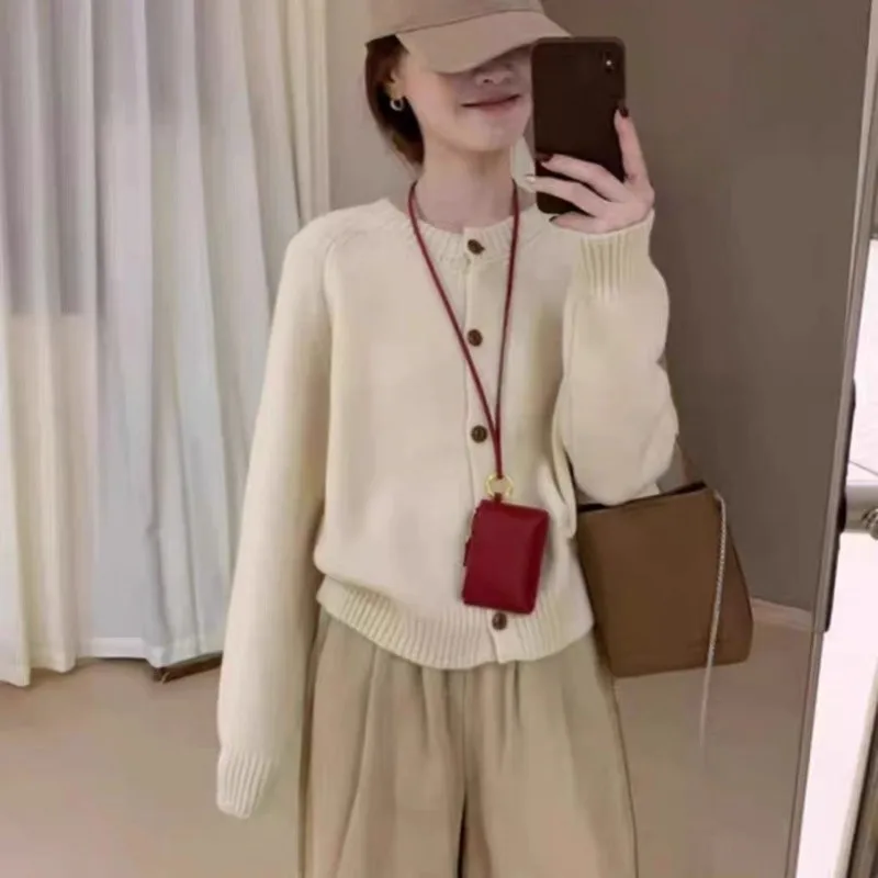 Elegant round-neck pure cashmere cardigan for autumn and winter loose knitted sweater woolen coat long sleeves
Elegant round-neck pure cashmere cardigan for autumn and winter loose knitted sweater woolen coat long sleeves