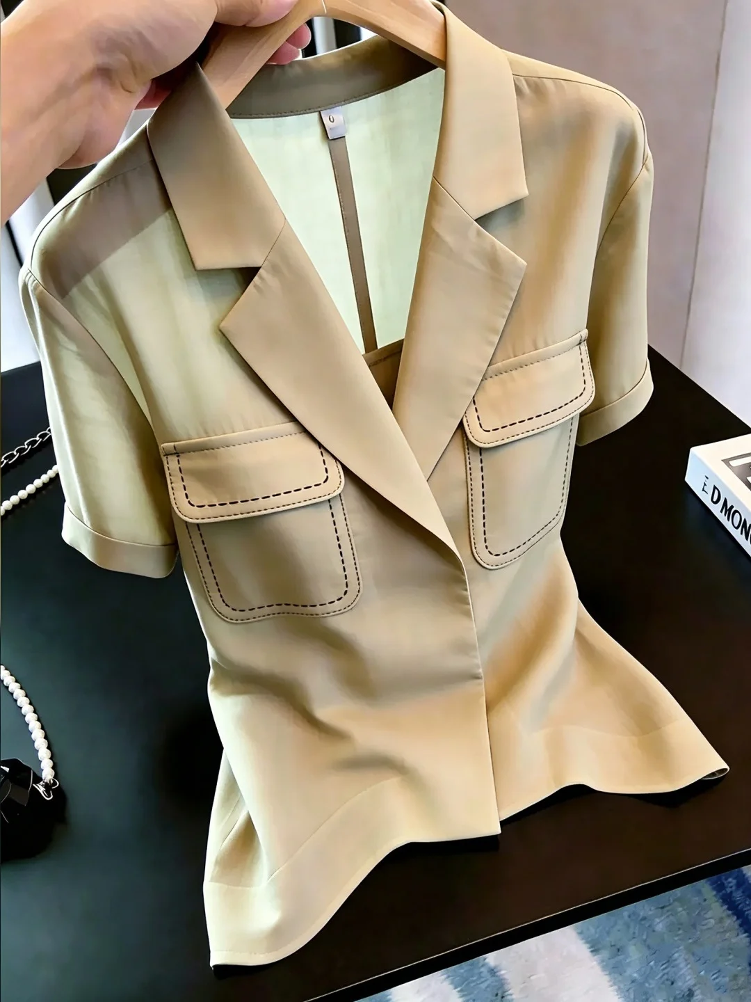 Elegant Soft Women's Short Sleeve Shirt Stand Collar Lightweight Fashionable Summer Top Stylish Versatile Korean Style Silk
Elegant Soft Women's Short Sleeve Shirt Stand Collar Lightweight Fashionable Summer Top Stylish Versatile Korean Style Silk