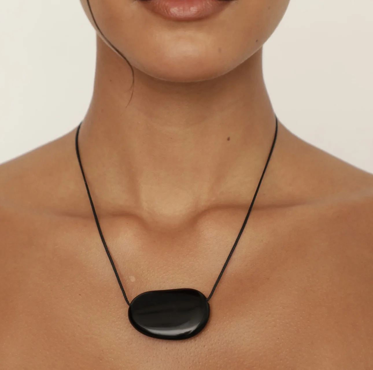 Minimalist Lrregular Large Glossy Pendant Black Wax Rope Necklace Waterproof 18K Gold Plated Fashion Jewelry Women
Minimalist Lrregular Large Glossy Pendant Black Wax Rope Necklace Waterproof 18K Gold Plated Fashion Jewelry Women