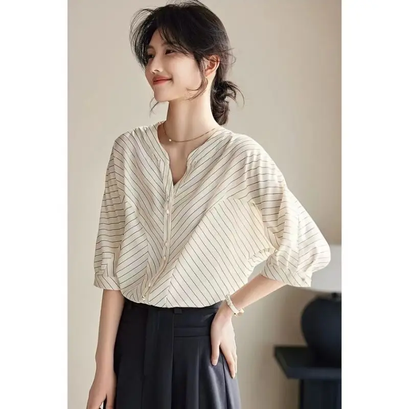 Women Summer Simplicity Office Lady V-neck Striped Solid Color Short Sleeve Shirts Ladies Fashion All-match Temperament Tops
Women Summer Simplicity Office Lady V-neck Striped Solid Color Short Sleeve Shirts Ladies Fashion All-match Temperament Tops