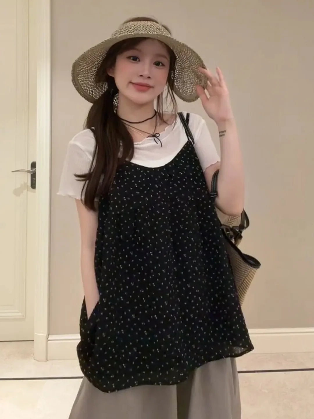 Retro Korean Floral Print Halter Vest Short Sleeve T-Shirt Set Women Summer New Style Age Reduction Fashionable Two-Piece Set
Retro Korean Floral Print Halter Vest Short Sleeve T-Shirt Set Women Summer New Style Age Reduction Fashionable Two-Piece Set