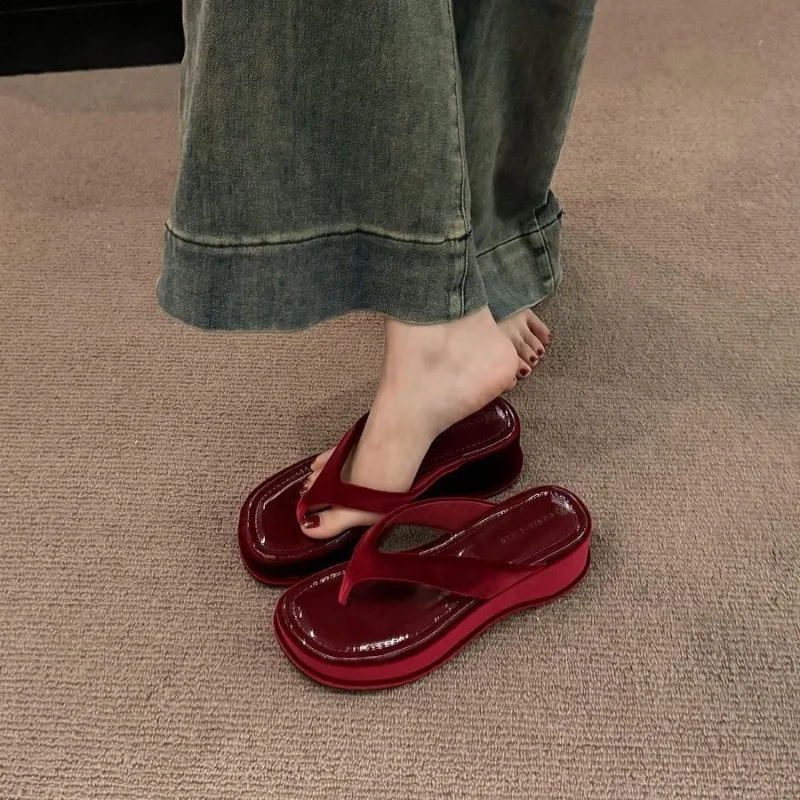 New Red Casual Style Thick-soled Flip-flops with Flip-flops, Fashionable and Trendy Height-increasing French-style Cool Slippers
New Red Casual Style Thick-soled Flip-flops with Flip-flops, Fashionable and Trendy Height-increasing French-style Cool Slippers