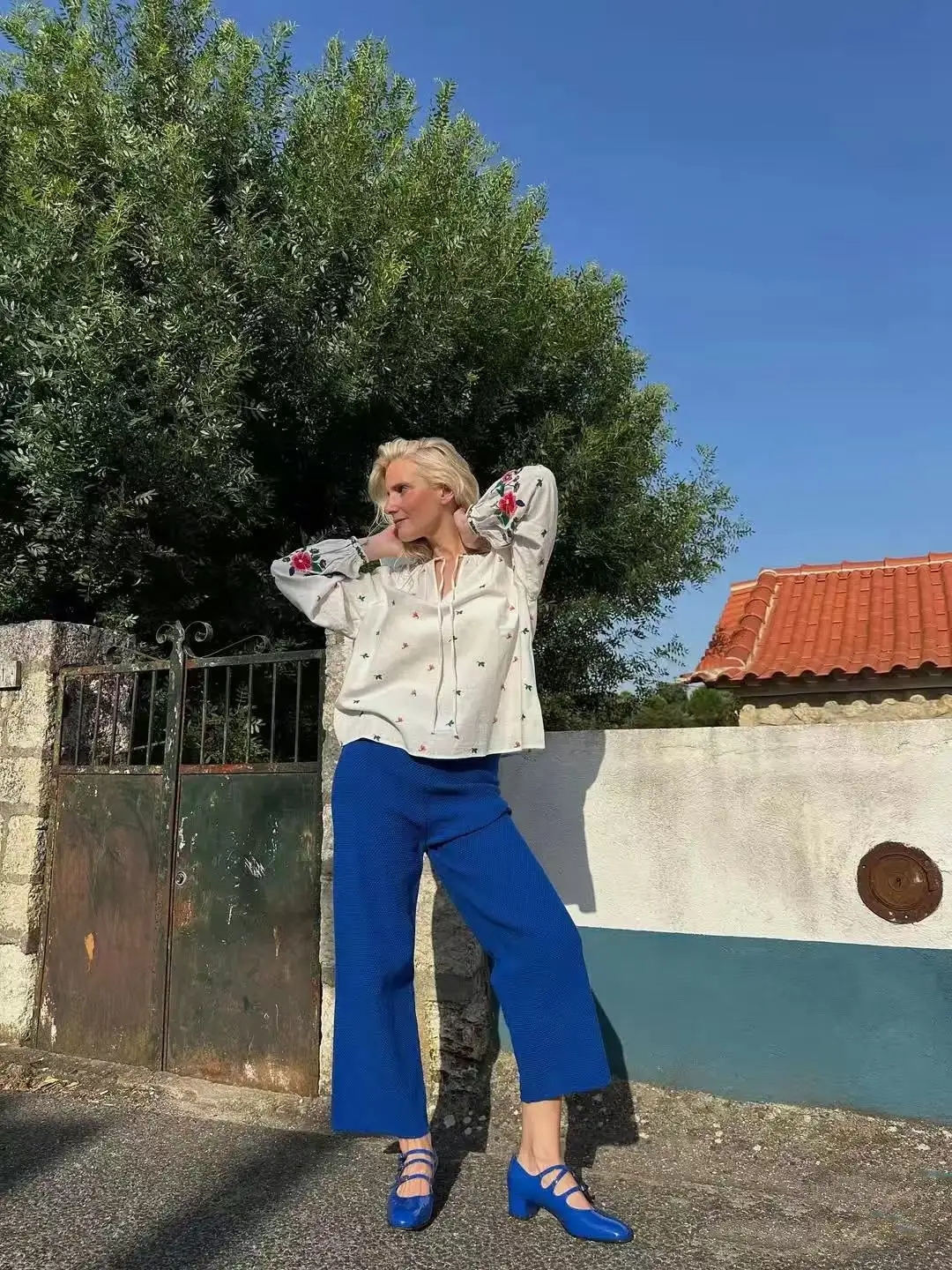 Повседневный свободный топ из хлопково-льняной смеси с вышивкой, круглым вырезом, бахромой и завязками, удобный, дышащий.
Повседневный свободный топ из хлопково-льняной смеси с вышивкой, круглым вырезом, бахромой и завязками, удобный, дышащий.