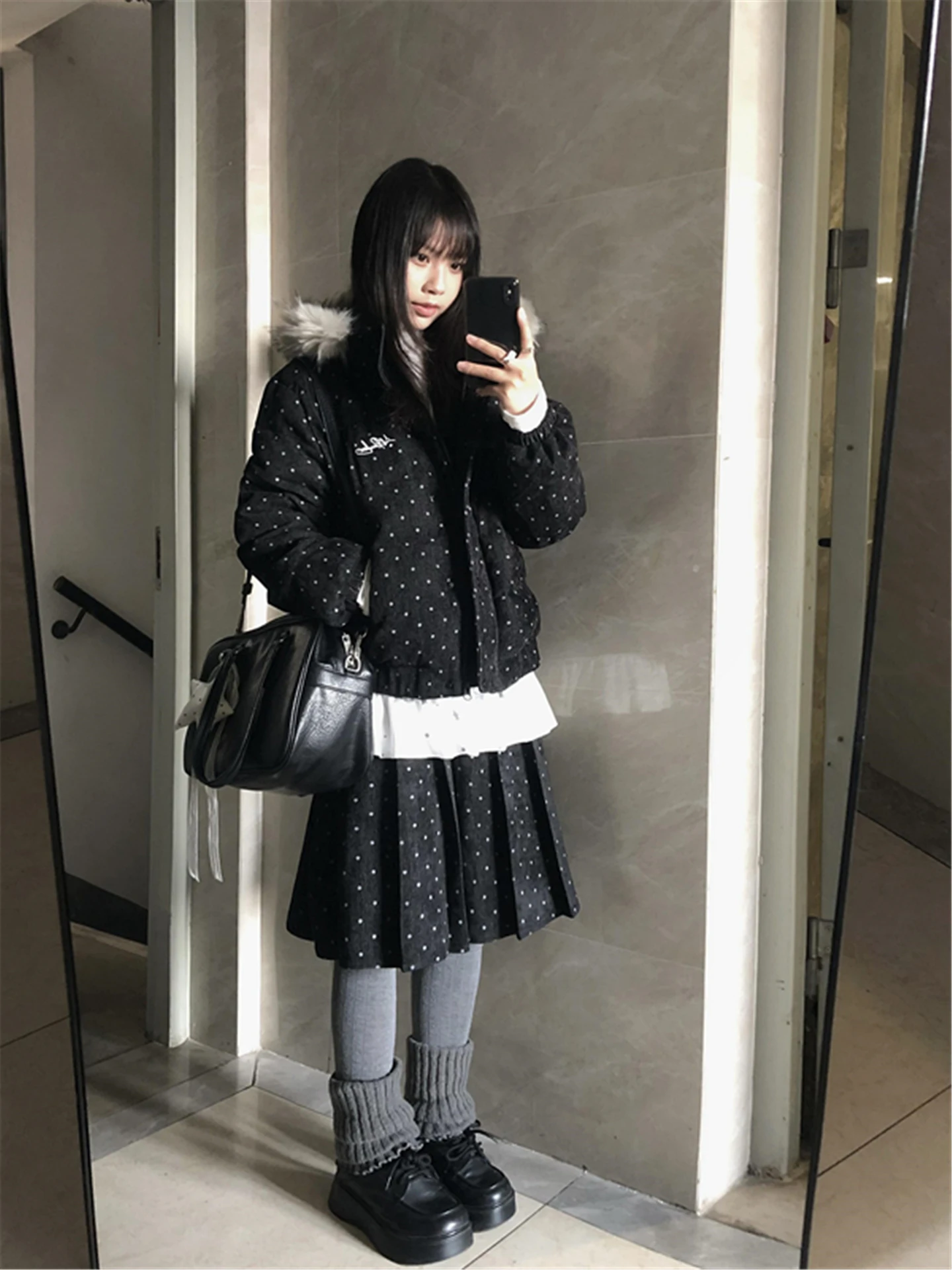 Korean Style Women's Short Thickened Winter Coat with Fur Collar Polka Dot Print down Cotton Jacket Warm Commute Style
Korean Style Women's Short Thickened Winter Coat with Fur Collar Polka Dot Print down Cotton Jacket Warm Commute Style