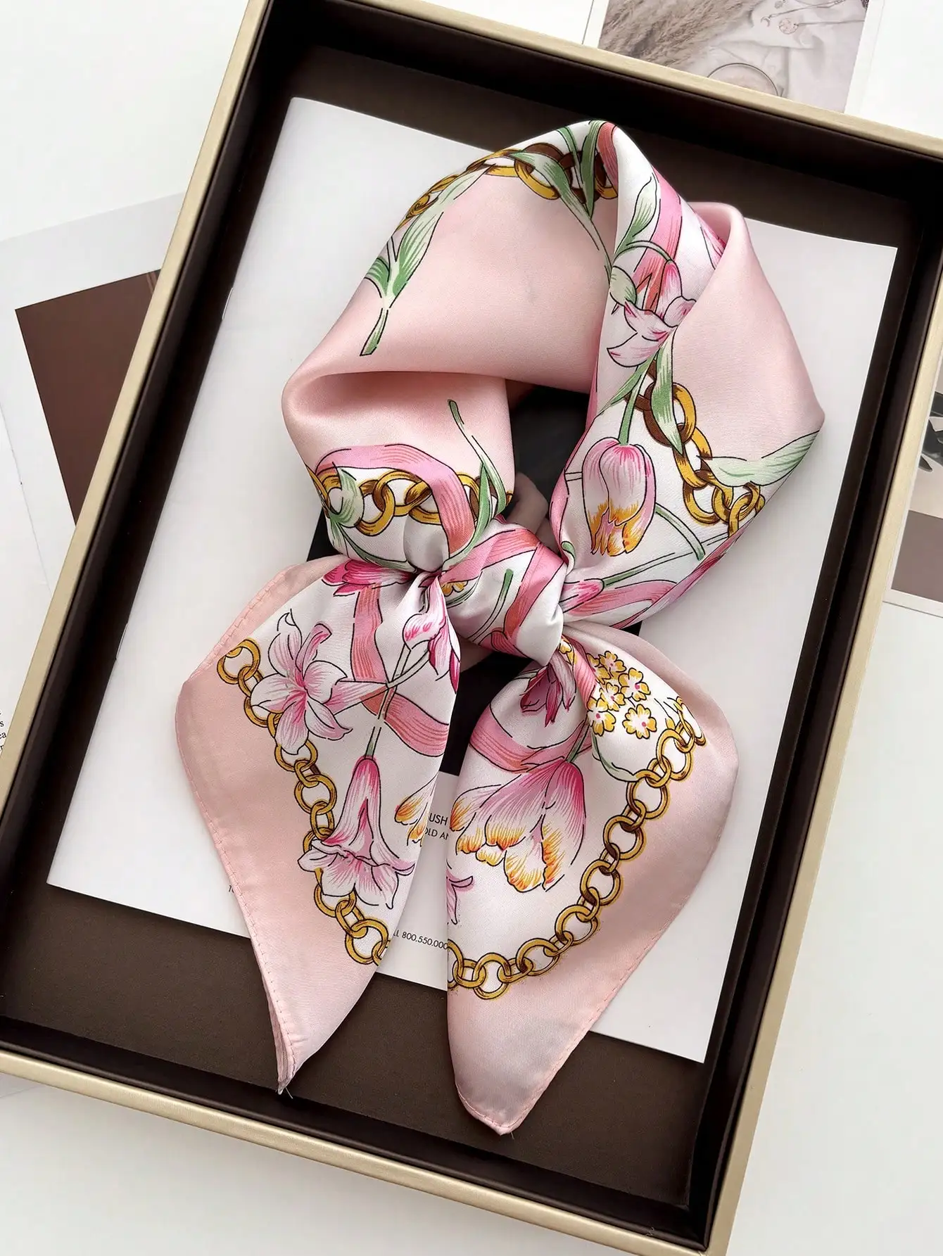 1Pc 70x70cm Square Scarf, Solid Color & Graffiti Print, Multifunctional Women Headband Neckerchief
1Pc 70x70cm Square Scarf, Solid Color & Graffiti Print, Multifunctional Women Headband Neckerchief